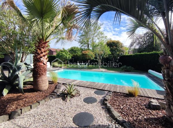 [LACANAU DE MIOS / EXCELLENT ÉTAT / PIÈCE DE VIE 83 M² / 3 CHAMBRES + GRANDE PIÈCE VITRÉE / GARAGE + CARPORT + STATIONNEMENTS / PISCINE / TERRASSE COUVERTE / JARDIN PAYSAGER / ACCÈS BORDEAUX RAPIDE ]

Coup de cœur assuré pour cette villa familiale très qualitative et aux grands volumes judicieusement agencés ! 

Au centre de Lacanau de Mios, à deux pas des arrêts de bus, des petits commerces et de l'école maternelle, vous y trouverez le compromis idéal entre commodités et environnement naturel. 
À 5 mn en voiture de l'échangeur de Marcheprime, à moins de 10mn du CEA de Cestas le Barp, à 20 mn de la rocade de Bordeaux et à 20 mn du Bassin d'Arcachon, vous serez à équidistance des plaisirs du Bassin d'Arcachon et de la vie active de Bordeaux. 

La villa, construite en 2011 vous séduira par son parfait état d'entretien, ses volumes pensés pour les familles, et son jardin paysager. 

Elle se s'articule sur un seul niveau de plain-pied : 

-> Coin jour : 
     - Spacieuse pièce de vie de plus de 80 m² avec cuisine ouverte, rangements d'entrée, grande cheminée à foyer fermé, et une belle baie à galandage s'ouvrant sur la terrasse couverte
     - Arrière-cuisine équipée (avec fenêtre) de près de 10 m² et communiquant avec le carport et le garage 
     - Un salon d'hiver vitré de 18 m² accessible depuis l'extérieur et depuis la pièce à vie (pouvant être utilisé également en bureau, en 4ème chambre, en atelier d'artiste, etc.)

-> Coin nuit :
     - Trois chambres avec rangements entre 12 m² et 14,5 m² - dont l'une ouvrant sur une terrasse privative au sud
     - Salle de bain avec douche et baignoire
     - WC indépendant
     - Dressing de 7 m² pouvant aisément être transformé en deuxième salle d'eau 

-> Extérieur : 
     - Garage 21 m²
     - Carport 
     - Stationnements  pour 3 voitures en plus 
     - Piscine 9*4 chauffée 
     - Terrasse couverte
     - Abri de jardin 
     - Terrain arboré

Vous profiterez du confort du chauffage au sol, d'un équipement audio intégré, d'une clim réversible dans le salon d'hiver, d'une cheminée à foyer fermé de belle dimension, d'un interphone, d'un portail électrique, d'un puits foré et de l'arrosage automatique.  

----