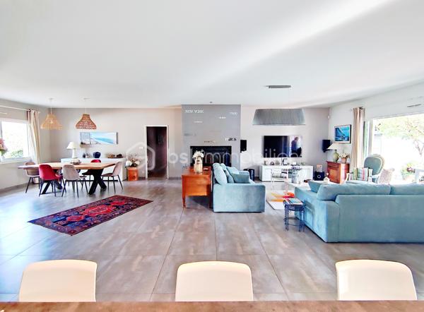 [LACANAU DE MIOS / EXCELLENT ÉTAT / PIÈCE DE VIE 83 M² / 3 CHAMBRES + GRANDE PIÈCE VITRÉE / GARAGE + CARPORT + STATIONNEMENTS / PISCINE / TERRASSE COUVERTE / JARDIN PAYSAGER / ACCÈS BORDEAUX RAPIDE ]

Coup de cœur assuré pour cette villa familiale très qualitative et aux grands volumes judicieusement agencés ! 

Au centre de Lacanau de Mios, à deux pas des arrêts de bus, des petits commerces et de l'école maternelle, vous y trouverez le compromis idéal entre commodités et environnement naturel. 
À 5 mn en voiture de l'échangeur de Marcheprime, à moins de 10mn du CEA de Cestas le Barp, à 20 mn de la rocade de Bordeaux et à 20 mn du Bassin d'Arcachon, vous serez à équidistance des plaisirs du Bassin d'Arcachon et de la vie active de Bordeaux. 

La villa, construite en 2011 vous séduira par son parfait état d'entretien, ses volumes pensés pour les familles, et son jardin paysager. 

Elle se s'articule sur un seul niveau de plain-pied : 

-> Coin jour : 
     - Spacieuse pièce de vie de plus de 80 m² avec cuisine ouverte, rangements d'entrée, grande cheminée à foyer fermé, et une belle baie à galandage s'ouvrant sur la terrasse couverte
     - Arrière-cuisine équipée (avec fenêtre) de près de 10 m² et communiquant avec le carport et le garage 
     - Un salon d'hiver vitré de 18 m² accessible depuis l'extérieur et depuis la pièce à vie (pouvant être utilisé également en bureau, en 4ème chambre, en atelier d'artiste, etc.)

-> Coin nuit :
     - Trois chambres avec rangements entre 12 m² et 14,5 m² - dont l'une ouvrant sur une terrasse privative au sud
     - Salle de bain avec douche et baignoire
     - WC indépendant
     - Dressing de 7 m² pouvant aisément être transformé en deuxième salle d'eau 

-> Extérieur : 
     - Garage 21 m²
     - Carport 
     - Stationnements  pour 3 voitures en plus 
     - Piscine 9*4 chauffée 
     - Terrasse couverte
     - Abri de jardin 
     - Terrain arboré

Vous profiterez du confort du chauffage au sol, d'un équipement audio intégré, d'une clim réversible dans le salon d'hiver, d'une cheminée à foyer fermé de belle dimension, d'un interphone, d'un portail électrique, d'un puits foré et de l'arrosage automatique.  

----