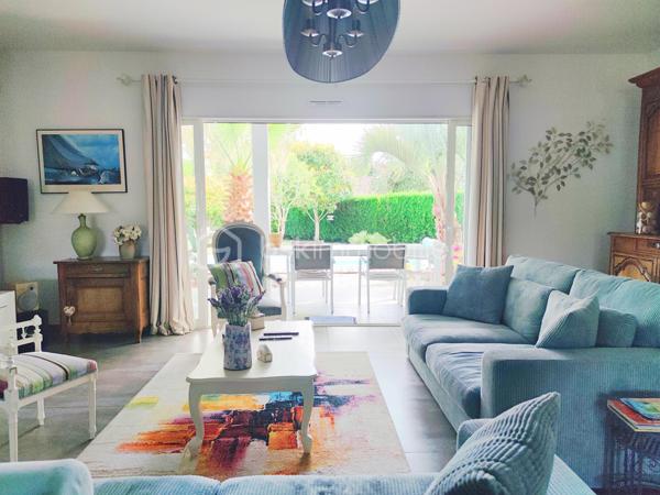 [LACANAU DE MIOS / EXCELLENT ÉTAT / PIÈCE DE VIE 83 M² / 3 CHAMBRES + GRANDE PIÈCE VITRÉE / GARAGE + CARPORT + STATIONNEMENTS / PISCINE / TERRASSE COUVERTE / JARDIN PAYSAGER / ACCÈS BORDEAUX RAPIDE ]

Coup de cœur assuré pour cette villa familiale très qualitative et aux grands volumes judicieusement agencés ! 

Au centre de Lacanau de Mios, à deux pas des arrêts de bus, des petits commerces et de l'école maternelle, vous y trouverez le compromis idéal entre commodités et environnement naturel. 
À 5 mn en voiture de l'échangeur de Marcheprime, à moins de 10mn du CEA de Cestas le Barp, à 20 mn de la rocade de Bordeaux et à 20 mn du Bassin d'Arcachon, vous serez à équidistance des plaisirs du Bassin d'Arcachon et de la vie active de Bordeaux. 

La villa, construite en 2011 vous séduira par son parfait état d'entretien, ses volumes pensés pour les familles, et son jardin paysager. 

Elle se s'articule sur un seul niveau de plain-pied : 

-> Coin jour : 
     - Spacieuse pièce de vie de plus de 80 m² avec cuisine ouverte, rangements d'entrée, grande cheminée à foyer fermé, et une belle baie à galandage s'ouvrant sur la terrasse couverte
     - Arrière-cuisine équipée (avec fenêtre) de près de 10 m² et communiquant avec le carport et le garage 
     - Un salon d'hiver vitré de 18 m² accessible depuis l'extérieur et depuis la pièce à vie (pouvant être utilisé également en bureau, en 4ème chambre, en atelier d'artiste, etc.)

-> Coin nuit :
     - Trois chambres avec rangements entre 12 m² et 14,5 m² - dont l'une ouvrant sur une terrasse privative au sud
     - Salle de bain avec douche et baignoire
     - WC indépendant
     - Dressing de 7 m² pouvant aisément être transformé en deuxième salle d'eau 

-> Extérieur : 
     - Garage 21 m²
     - Carport 
     - Stationnements  pour 3 voitures en plus 
     - Piscine 9*4 chauffée 
     - Terrasse couverte
     - Abri de jardin 
     - Terrain arboré

Vous profiterez du confort du chauffage au sol, d'un équipement audio intégré, d'une clim réversible dans le salon d'hiver, d'une cheminée à foyer fermé de belle dimension, d'un interphone, d'un portail électrique, d'un puits foré et de l'arrosage automatique.  

----