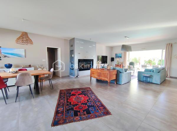 [LACANAU DE MIOS / EXCELLENT ÉTAT / PIÈCE DE VIE 83 M² / 3 CHAMBRES + GRANDE PIÈCE VITRÉE / GARAGE + CARPORT + STATIONNEMENTS / PISCINE / TERRASSE COUVERTE / JARDIN PAYSAGER / ACCÈS BORDEAUX RAPIDE ]

Coup de cœur assuré pour cette villa familiale très qualitative et aux grands volumes judicieusement agencés ! 

Au centre de Lacanau de Mios, à deux pas des arrêts de bus, des petits commerces et de l'école maternelle, vous y trouverez le compromis idéal entre commodités et environnement naturel. 
À 5 mn en voiture de l'échangeur de Marcheprime, à moins de 10mn du CEA de Cestas le Barp, à 20 mn de la rocade de Bordeaux et à 20 mn du Bassin d'Arcachon, vous serez à équidistance des plaisirs du Bassin d'Arcachon et de la vie active de Bordeaux. 

La villa, construite en 2011 vous séduira par son parfait état d'entretien, ses volumes pensés pour les familles, et son jardin paysager. 

Elle se s'articule sur un seul niveau de plain-pied : 

-> Coin jour : 
     - Spacieuse pièce de vie de plus de 80 m² avec cuisine ouverte, rangements d'entrée, grande cheminée à foyer fermé, et une belle baie à galandage s'ouvrant sur la terrasse couverte
     - Arrière-cuisine équipée (avec fenêtre) de près de 10 m² et communiquant avec le carport et le garage 
     - Un salon d'hiver vitré de 18 m² accessible depuis l'extérieur et depuis la pièce à vie (pouvant être utilisé également en bureau, en 4ème chambre, en atelier d'artiste, etc.)

-> Coin nuit :
     - Trois chambres avec rangements entre 12 m² et 14,5 m² - dont l'une ouvrant sur une terrasse privative au sud
     - Salle de bain avec douche et baignoire
     - WC indépendant
     - Dressing de 7 m² pouvant aisément être transformé en deuxième salle d'eau 

-> Extérieur : 
     - Garage 21 m²
     - Carport 
     - Stationnements  pour 3 voitures en plus 
     - Piscine 9*4 chauffée 
     - Terrasse couverte
     - Abri de jardin 
     - Terrain arboré

Vous profiterez du confort du chauffage au sol, d'un équipement audio intégré, d'une clim réversible dans le salon d'hiver, d'une cheminée à foyer fermé de belle dimension, d'un interphone, d'un portail électrique, d'un puits foré et de l'arrosage automatique.  

----