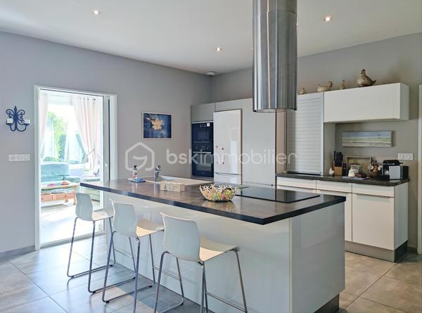 [LACANAU DE MIOS / EXCELLENT ÉTAT / PIÈCE DE VIE 83 M² / 3 CHAMBRES + GRANDE PIÈCE VITRÉE / GARAGE + CARPORT + STATIONNEMENTS / PISCINE / TERRASSE COUVERTE / JARDIN PAYSAGER / ACCÈS BORDEAUX RAPIDE ]

Coup de cœur assuré pour cette villa familiale très qualitative et aux grands volumes judicieusement agencés ! 

Au centre de Lacanau de Mios, à deux pas des arrêts de bus, des petits commerces et de l'école maternelle, vous y trouverez le compromis idéal entre commodités et environnement naturel. 
À 5 mn en voiture de l'échangeur de Marcheprime, à moins de 10mn du CEA de Cestas le Barp, à 20 mn de la rocade de Bordeaux et à 20 mn du Bassin d'Arcachon, vous serez à équidistance des plaisirs du Bassin d'Arcachon et de la vie active de Bordeaux. 

La villa, construite en 2011 vous séduira par son parfait état d'entretien, ses volumes pensés pour les familles, et son jardin paysager. 

Elle se s'articule sur un seul niveau de plain-pied : 

-> Coin jour : 
     - Spacieuse pièce de vie de plus de 80 m² avec cuisine ouverte, rangements d'entrée, grande cheminée à foyer fermé, et une belle baie à galandage s'ouvrant sur la terrasse couverte
     - Arrière-cuisine équipée (avec fenêtre) de près de 10 m² et communiquant avec le carport et le garage 
     - Un salon d'hiver vitré de 18 m² accessible depuis l'extérieur et depuis la pièce à vie (pouvant être utilisé également en bureau, en 4ème chambre, en atelier d'artiste, etc.)

-> Coin nuit :
     - Trois chambres avec rangements entre 12 m² et 14,5 m² - dont l'une ouvrant sur une terrasse privative au sud
     - Salle de bain avec douche et baignoire
     - WC indépendant
     - Dressing de 7 m² pouvant aisément être transformé en deuxième salle d'eau 

-> Extérieur : 
     - Garage 21 m²
     - Carport 
     - Stationnements  pour 3 voitures en plus 
     - Piscine 9*4 chauffée 
     - Terrasse couverte
     - Abri de jardin 
     - Terrain arboré

Vous profiterez du confort du chauffage au sol, d'un équipement audio intégré, d'une clim réversible dans le salon d'hiver, d'une cheminée à foyer fermé de belle dimension, d'un interphone, d'un portail électrique, d'un puits foré et de l'arrosage automatique.  

----