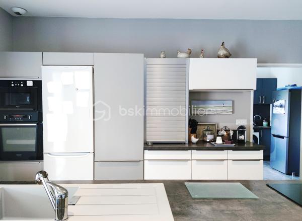[LACANAU DE MIOS / EXCELLENT ÉTAT / PIÈCE DE VIE 83 M² / 3 CHAMBRES + GRANDE PIÈCE VITRÉE / GARAGE + CARPORT + STATIONNEMENTS / PISCINE / TERRASSE COUVERTE / JARDIN PAYSAGER / ACCÈS BORDEAUX RAPIDE ]

Coup de cœur assuré pour cette villa familiale très qualitative et aux grands volumes judicieusement agencés ! 

Au centre de Lacanau de Mios, à deux pas des arrêts de bus, des petits commerces et de l'école maternelle, vous y trouverez le compromis idéal entre commodités et environnement naturel. 
À 5 mn en voiture de l'échangeur de Marcheprime, à moins de 10mn du CEA de Cestas le Barp, à 20 mn de la rocade de Bordeaux et à 20 mn du Bassin d'Arcachon, vous serez à équidistance des plaisirs du Bassin d'Arcachon et de la vie active de Bordeaux. 

La villa, construite en 2011 vous séduira par son parfait état d'entretien, ses volumes pensés pour les familles, et son jardin paysager. 

Elle se s'articule sur un seul niveau de plain-pied : 

-> Coin jour : 
     - Spacieuse pièce de vie de plus de 80 m² avec cuisine ouverte, rangements d'entrée, grande cheminée à foyer fermé, et une belle baie à galandage s'ouvrant sur la terrasse couverte
     - Arrière-cuisine équipée (avec fenêtre) de près de 10 m² et communiquant avec le carport et le garage 
     - Un salon d'hiver vitré de 18 m² accessible depuis l'extérieur et depuis la pièce à vie (pouvant être utilisé également en bureau, en 4ème chambre, en atelier d'artiste, etc.)

-> Coin nuit :
     - Trois chambres avec rangements entre 12 m² et 14,5 m² - dont l'une ouvrant sur une terrasse privative au sud
     - Salle de bain avec douche et baignoire
     - WC indépendant
     - Dressing de 7 m² pouvant aisément être transformé en deuxième salle d'eau 

-> Extérieur : 
     - Garage 21 m²
     - Carport 
     - Stationnements  pour 3 voitures en plus 
     - Piscine 9*4 chauffée 
     - Terrasse couverte
     - Abri de jardin 
     - Terrain arboré

Vous profiterez du confort du chauffage au sol, d'un équipement audio intégré, d'une clim réversible dans le salon d'hiver, d'une cheminée à foyer fermé de belle dimension, d'un interphone, d'un portail électrique, d'un puits foré et de l'arrosage automatique.  

----