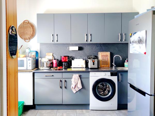 [LACANAU DE MIOS / EXCELLENT ÉTAT / PIÈCE DE VIE 83 M² / 3 CHAMBRES + GRANDE PIÈCE VITRÉE / GARAGE + CARPORT + STATIONNEMENTS / PISCINE / TERRASSE COUVERTE / JARDIN PAYSAGER / ACCÈS BORDEAUX RAPIDE ]

Coup de cœur assuré pour cette villa familiale très qualitative et aux grands volumes judicieusement agencés ! 

Au centre de Lacanau de Mios, à deux pas des arrêts de bus, des petits commerces et de l'école maternelle, vous y trouverez le compromis idéal entre commodités et environnement naturel. 
À 5 mn en voiture de l'échangeur de Marcheprime, à moins de 10mn du CEA de Cestas le Barp, à 20 mn de la rocade de Bordeaux et à 20 mn du Bassin d'Arcachon, vous serez à équidistance des plaisirs du Bassin d'Arcachon et de la vie active de Bordeaux. 

La villa, construite en 2011 vous séduira par son parfait état d'entretien, ses volumes pensés pour les familles, et son jardin paysager. 

Elle se s'articule sur un seul niveau de plain-pied : 

-> Coin jour : 
     - Spacieuse pièce de vie de plus de 80 m² avec cuisine ouverte, rangements d'entrée, grande cheminée à foyer fermé, et une belle baie à galandage s'ouvrant sur la terrasse couverte
     - Arrière-cuisine équipée (avec fenêtre) de près de 10 m² et communiquant avec le carport et le garage 
     - Un salon d'hiver vitré de 18 m² accessible depuis l'extérieur et depuis la pièce à vie (pouvant être utilisé également en bureau, en 4ème chambre, en atelier d'artiste, etc.)

-> Coin nuit :
     - Trois chambres avec rangements entre 12 m² et 14,5 m² - dont l'une ouvrant sur une terrasse privative au sud
     - Salle de bain avec douche et baignoire
     - WC indépendant
     - Dressing de 7 m² pouvant aisément être transformé en deuxième salle d'eau 

-> Extérieur : 
     - Garage 21 m²
     - Carport 
     - Stationnements  pour 3 voitures en plus 
     - Piscine 9*4 chauffée 
     - Terrasse couverte
     - Abri de jardin 
     - Terrain arboré

Vous profiterez du confort du chauffage au sol, d'un équipement audio intégré, d'une clim réversible dans le salon d'hiver, d'une cheminée à foyer fermé de belle dimension, d'un interphone, d'un portail électrique, d'un puits foré et de l'arrosage automatique.  

----