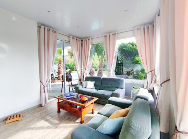 [LACANAU DE MIOS / EXCELLENT ÉTAT / PIÈCE DE VIE 83 M² / 3 CHAMBRES + GRANDE PIÈCE VITRÉE / GARAGE + CARPORT + STATIONNEMENTS / PISCINE / TERRASSE COUVERTE / JARDIN PAYSAGER / ACCÈS BORDEAUX RAPIDE ]

Coup de cœur assuré pour cette villa familiale très qualitative et aux grands volumes judicieusement agencés ! 

Au centre de Lacanau de Mios, à deux pas des arrêts de bus, des petits commerces et de l'école maternelle, vous y trouverez le compromis idéal entre commodités et environnement naturel. 
À 5 mn en voiture de l'échangeur de Marcheprime, à moins de 10mn du CEA de Cestas le Barp, à 20 mn de la rocade de Bordeaux et à 20 mn du Bassin d'Arcachon, vous serez à équidistance des plaisirs du Bassin d'Arcachon et de la vie active de Bordeaux. 

La villa, construite en 2011 vous séduira par son parfait état d'entretien, ses volumes pensés pour les familles, et son jardin paysager. 

Elle se s'articule sur un seul niveau de plain-pied : 

-> Coin jour : 
     - Spacieuse pièce de vie de plus de 80 m² avec cuisine ouverte, rangements d'entrée, grande cheminée à foyer fermé, et une belle baie à galandage s'ouvrant sur la terrasse couverte
     - Arrière-cuisine équipée (avec fenêtre) de près de 10 m² et communiquant avec le carport et le garage 
     - Un salon d'hiver vitré de 18 m² accessible depuis l'extérieur et depuis la pièce à vie (pouvant être utilisé également en bureau, en 4ème chambre, en atelier d'artiste, etc.)

-> Coin nuit :
     - Trois chambres avec rangements entre 12 m² et 14,5 m² - dont l'une ouvrant sur une terrasse privative au sud
     - Salle de bain avec douche et baignoire
     - WC indépendant
     - Dressing de 7 m² pouvant aisément être transformé en deuxième salle d'eau 

-> Extérieur : 
     - Garage 21 m²
     - Carport 
     - Stationnements  pour 3 voitures en plus 
     - Piscine 9*4 chauffée 
     - Terrasse couverte
     - Abri de jardin 
     - Terrain arboré

Vous profiterez du confort du chauffage au sol, d'un équipement audio intégré, d'une clim réversible dans le salon d'hiver, d'une cheminée à foyer fermé de belle dimension, d'un interphone, d'un portail électrique, d'un puits foré et de l'arrosage automatique.  

----