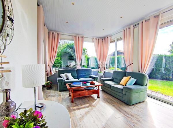 [LACANAU DE MIOS / EXCELLENT ÉTAT / PIÈCE DE VIE 83 M² / 3 CHAMBRES + GRANDE PIÈCE VITRÉE / GARAGE + CARPORT + STATIONNEMENTS / PISCINE / TERRASSE COUVERTE / JARDIN PAYSAGER / ACCÈS BORDEAUX RAPIDE ]

Coup de cœur assuré pour cette villa familiale très qualitative et aux grands volumes judicieusement agencés ! 

Au centre de Lacanau de Mios, à deux pas des arrêts de bus, des petits commerces et de l'école maternelle, vous y trouverez le compromis idéal entre commodités et environnement naturel. 
À 5 mn en voiture de l'échangeur de Marcheprime, à moins de 10mn du CEA de Cestas le Barp, à 20 mn de la rocade de Bordeaux et à 20 mn du Bassin d'Arcachon, vous serez à équidistance des plaisirs du Bassin d'Arcachon et de la vie active de Bordeaux. 

La villa, construite en 2011 vous séduira par son parfait état d'entretien, ses volumes pensés pour les familles, et son jardin paysager. 

Elle se s'articule sur un seul niveau de plain-pied : 

-> Coin jour : 
     - Spacieuse pièce de vie de plus de 80 m² avec cuisine ouverte, rangements d'entrée, grande cheminée à foyer fermé, et une belle baie à galandage s'ouvrant sur la terrasse couverte
     - Arrière-cuisine équipée (avec fenêtre) de près de 10 m² et communiquant avec le carport et le garage 
     - Un salon d'hiver vitré de 18 m² accessible depuis l'extérieur et depuis la pièce à vie (pouvant être utilisé également en bureau, en 4ème chambre, en atelier d'artiste, etc.)

-> Coin nuit :
     - Trois chambres avec rangements entre 12 m² et 14,5 m² - dont l'une ouvrant sur une terrasse privative au sud
     - Salle de bain avec douche et baignoire
     - WC indépendant
     - Dressing de 7 m² pouvant aisément être transformé en deuxième salle d'eau 

-> Extérieur : 
     - Garage 21 m²
     - Carport 
     - Stationnements  pour 3 voitures en plus 
     - Piscine 9*4 chauffée 
     - Terrasse couverte
     - Abri de jardin 
     - Terrain arboré

Vous profiterez du confort du chauffage au sol, d'un équipement audio intégré, d'une clim réversible dans le salon d'hiver, d'une cheminée à foyer fermé de belle dimension, d'un interphone, d'un portail électrique, d'un puits foré et de l'arrosage automatique.  

----