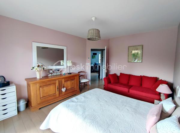 [LACANAU DE MIOS / EXCELLENT ÉTAT / PIÈCE DE VIE 83 M² / 3 CHAMBRES + GRANDE PIÈCE VITRÉE / GARAGE + CARPORT + STATIONNEMENTS / PISCINE / TERRASSE COUVERTE / JARDIN PAYSAGER / ACCÈS BORDEAUX RAPIDE ]

Coup de cœur assuré pour cette villa familiale très qualitative et aux grands volumes judicieusement agencés ! 

Au centre de Lacanau de Mios, à deux pas des arrêts de bus, des petits commerces et de l'école maternelle, vous y trouverez le compromis idéal entre commodités et environnement naturel. 
À 5 mn en voiture de l'échangeur de Marcheprime, à moins de 10mn du CEA de Cestas le Barp, à 20 mn de la rocade de Bordeaux et à 20 mn du Bassin d'Arcachon, vous serez à équidistance des plaisirs du Bassin d'Arcachon et de la vie active de Bordeaux. 

La villa, construite en 2011 vous séduira par son parfait état d'entretien, ses volumes pensés pour les familles, et son jardin paysager. 

Elle se s'articule sur un seul niveau de plain-pied : 

-> Coin jour : 
     - Spacieuse pièce de vie de plus de 80 m² avec cuisine ouverte, rangements d'entrée, grande cheminée à foyer fermé, et une belle baie à galandage s'ouvrant sur la terrasse couverte
     - Arrière-cuisine équipée (avec fenêtre) de près de 10 m² et communiquant avec le carport et le garage 
     - Un salon d'hiver vitré de 18 m² accessible depuis l'extérieur et depuis la pièce à vie (pouvant être utilisé également en bureau, en 4ème chambre, en atelier d'artiste, etc.)

-> Coin nuit :
     - Trois chambres avec rangements entre 12 m² et 14,5 m² - dont l'une ouvrant sur une terrasse privative au sud
     - Salle de bain avec douche et baignoire
     - WC indépendant
     - Dressing de 7 m² pouvant aisément être transformé en deuxième salle d'eau 

-> Extérieur : 
     - Garage 21 m²
     - Carport 
     - Stationnements  pour 3 voitures en plus 
     - Piscine 9*4 chauffée 
     - Terrasse couverte
     - Abri de jardin 
     - Terrain arboré

Vous profiterez du confort du chauffage au sol, d'un équipement audio intégré, d'une clim réversible dans le salon d'hiver, d'une cheminée à foyer fermé de belle dimension, d'un interphone, d'un portail électrique, d'un puits foré et de l'arrosage automatique.  

----