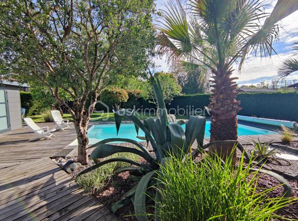 [LACANAU DE MIOS / EXCELLENT ÉTAT / PIÈCE DE VIE 83 M² / 3 CHAMBRES + GRANDE PIÈCE VITRÉE / GARAGE + CARPORT + STATIONNEMENTS / PISCINE / TERRASSE COUVERTE / JARDIN PAYSAGER / ACCÈS BORDEAUX RAPIDE ]

Coup de cœur assuré pour cette villa familiale très qualitative et aux grands volumes judicieusement agencés ! 

Au centre de Lacanau de Mios, à deux pas des arrêts de bus, des petits commerces et de l'école maternelle, vous y trouverez le compromis idéal entre commodités et environnement naturel. 
À 5 mn en voiture de l'échangeur de Marcheprime, à moins de 10mn du CEA de Cestas le Barp, à 20 mn de la rocade de Bordeaux et à 20 mn du Bassin d'Arcachon, vous serez à équidistance des plaisirs du Bassin d'Arcachon et de la vie active de Bordeaux. 

La villa, construite en 2011 vous séduira par son parfait état d'entretien, ses volumes pensés pour les familles, et son jardin paysager. 

Elle se s'articule sur un seul niveau de plain-pied : 

-> Coin jour : 
     - Spacieuse pièce de vie de plus de 80 m² avec cuisine ouverte, rangements d'entrée, grande cheminée à foyer fermé, et une belle baie à galandage s'ouvrant sur la terrasse couverte
     - Arrière-cuisine équipée (avec fenêtre) de près de 10 m² et communiquant avec le carport et le garage 
     - Un salon d'hiver vitré de 18 m² accessible depuis l'extérieur et depuis la pièce à vie (pouvant être utilisé également en bureau, en 4ème chambre, en atelier d'artiste, etc.)

-> Coin nuit :
     - Trois chambres avec rangements entre 12 m² et 14,5 m² - dont l'une ouvrant sur une terrasse privative au sud
     - Salle de bain avec douche et baignoire
     - WC indépendant
     - Dressing de 7 m² pouvant aisément être transformé en deuxième salle d'eau 

-> Extérieur : 
     - Garage 21 m²
     - Carport 
     - Stationnements  pour 3 voitures en plus 
     - Piscine 9*4 chauffée 
     - Terrasse couverte
     - Abri de jardin 
     - Terrain arboré

Vous profiterez du confort du chauffage au sol, d'un équipement audio intégré, d'une clim réversible dans le salon d'hiver, d'une cheminée à foyer fermé de belle dimension, d'un interphone, d'un portail électrique, d'un puits foré et de l'arrosage automatique.  

----