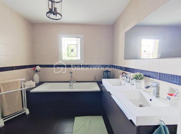 [LACANAU DE MIOS / EXCELLENT ÉTAT / PIÈCE DE VIE 83 M² / 3 CHAMBRES + GRANDE PIÈCE VITRÉE / GARAGE + CARPORT + STATIONNEMENTS / PISCINE / TERRASSE COUVERTE / JARDIN PAYSAGER / ACCÈS BORDEAUX RAPIDE ]

Coup de cœur assuré pour cette villa familiale très qualitative et aux grands volumes judicieusement agencés ! 

Au centre de Lacanau de Mios, à deux pas des arrêts de bus, des petits commerces et de l'école maternelle, vous y trouverez le compromis idéal entre commodités et environnement naturel. 
À 5 mn en voiture de l'échangeur de Marcheprime, à moins de 10mn du CEA de Cestas le Barp, à 20 mn de la rocade de Bordeaux et à 20 mn du Bassin d'Arcachon, vous serez à équidistance des plaisirs du Bassin d'Arcachon et de la vie active de Bordeaux. 

La villa, construite en 2011 vous séduira par son parfait état d'entretien, ses volumes pensés pour les familles, et son jardin paysager. 

Elle se s'articule sur un seul niveau de plain-pied : 

-> Coin jour : 
     - Spacieuse pièce de vie de plus de 80 m² avec cuisine ouverte, rangements d'entrée, grande cheminée à foyer fermé, et une belle baie à galandage s'ouvrant sur la terrasse couverte
     - Arrière-cuisine équipée (avec fenêtre) de près de 10 m² et communiquant avec le carport et le garage 
     - Un salon d'hiver vitré de 18 m² accessible depuis l'extérieur et depuis la pièce à vie (pouvant être utilisé également en bureau, en 4ème chambre, en atelier d'artiste, etc.)

-> Coin nuit :
     - Trois chambres avec rangements entre 12 m² et 14,5 m² - dont l'une ouvrant sur une terrasse privative au sud
     - Salle de bain avec douche et baignoire
     - WC indépendant
     - Dressing de 7 m² pouvant aisément être transformé en deuxième salle d'eau 

-> Extérieur : 
     - Garage 21 m²
     - Carport 
     - Stationnements  pour 3 voitures en plus 
     - Piscine 9*4 chauffée 
     - Terrasse couverte
     - Abri de jardin 
     - Terrain arboré

Vous profiterez du confort du chauffage au sol, d'un équipement audio intégré, d'une clim réversible dans le salon d'hiver, d'une cheminée à foyer fermé de belle dimension, d'un interphone, d'un portail électrique, d'un puits foré et de l'arrosage automatique.  

----