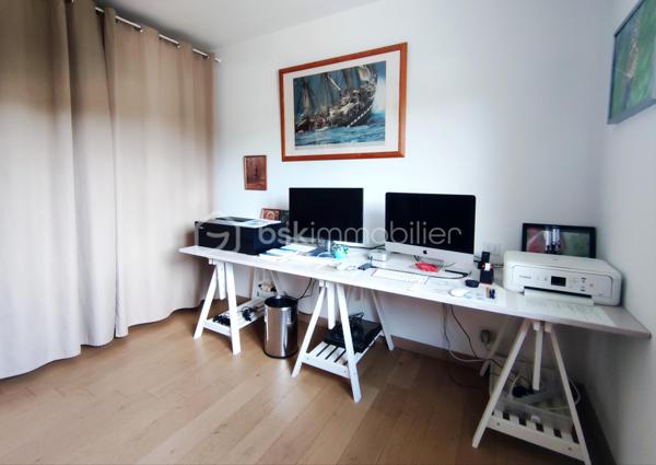 [LACANAU DE MIOS / EXCELLENT ÉTAT / PIÈCE DE VIE 83 M² / 3 CHAMBRES + GRANDE PIÈCE VITRÉE / GARAGE + CARPORT + STATIONNEMENTS / PISCINE / TERRASSE COUVERTE / JARDIN PAYSAGER / ACCÈS BORDEAUX RAPIDE ]

Coup de cœur assuré pour cette villa familiale très qualitative et aux grands volumes judicieusement agencés ! 

Au centre de Lacanau de Mios, à deux pas des arrêts de bus, des petits commerces et de l'école maternelle, vous y trouverez le compromis idéal entre commodités et environnement naturel. 
À 5 mn en voiture de l'échangeur de Marcheprime, à moins de 10mn du CEA de Cestas le Barp, à 20 mn de la rocade de Bordeaux et à 20 mn du Bassin d'Arcachon, vous serez à équidistance des plaisirs du Bassin d'Arcachon et de la vie active de Bordeaux. 

La villa, construite en 2011 vous séduira par son parfait état d'entretien, ses volumes pensés pour les familles, et son jardin paysager. 

Elle se s'articule sur un seul niveau de plain-pied : 

-> Coin jour : 
     - Spacieuse pièce de vie de plus de 80 m² avec cuisine ouverte, rangements d'entrée, grande cheminée à foyer fermé, et une belle baie à galandage s'ouvrant sur la terrasse couverte
     - Arrière-cuisine équipée (avec fenêtre) de près de 10 m² et communiquant avec le carport et le garage 
     - Un salon d'hiver vitré de 18 m² accessible depuis l'extérieur et depuis la pièce à vie (pouvant être utilisé également en bureau, en 4ème chambre, en atelier d'artiste, etc.)

-> Coin nuit :
     - Trois chambres avec rangements entre 12 m² et 14,5 m² - dont l'une ouvrant sur une terrasse privative au sud
     - Salle de bain avec douche et baignoire
     - WC indépendant
     - Dressing de 7 m² pouvant aisément être transformé en deuxième salle d'eau 

-> Extérieur : 
     - Garage 21 m²
     - Carport 
     - Stationnements  pour 3 voitures en plus 
     - Piscine 9*4 chauffée 
     - Terrasse couverte
     - Abri de jardin 
     - Terrain arboré

Vous profiterez du confort du chauffage au sol, d'un équipement audio intégré, d'une clim réversible dans le salon d'hiver, d'une cheminée à foyer fermé de belle dimension, d'un interphone, d'un portail électrique, d'un puits foré et de l'arrosage automatique.  

----