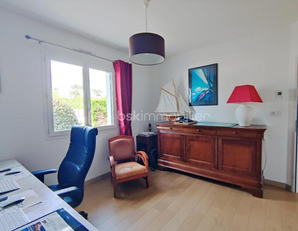 [LACANAU DE MIOS / EXCELLENT ÉTAT / PIÈCE DE VIE 83 M² / 3 CHAMBRES + GRANDE PIÈCE VITRÉE / GARAGE + CARPORT + STATIONNEMENTS / PISCINE / TERRASSE COUVERTE / JARDIN PAYSAGER / ACCÈS BORDEAUX RAPIDE ]

Coup de cœur assuré pour cette villa familiale très qualitative et aux grands volumes judicieusement agencés ! 

Au centre de Lacanau de Mios, à deux pas des arrêts de bus, des petits commerces et de l'école maternelle, vous y trouverez le compromis idéal entre commodités et environnement naturel. 
À 5 mn en voiture de l'échangeur de Marcheprime, à moins de 10mn du CEA de Cestas le Barp, à 20 mn de la rocade de Bordeaux et à 20 mn du Bassin d'Arcachon, vous serez à équidistance des plaisirs du Bassin d'Arcachon et de la vie active de Bordeaux. 

La villa, construite en 2011 vous séduira par son parfait état d'entretien, ses volumes pensés pour les familles, et son jardin paysager. 

Elle se s'articule sur un seul niveau de plain-pied : 

-> Coin jour : 
     - Spacieuse pièce de vie de plus de 80 m² avec cuisine ouverte, rangements d'entrée, grande cheminée à foyer fermé, et une belle baie à galandage s'ouvrant sur la terrasse couverte
     - Arrière-cuisine équipée (avec fenêtre) de près de 10 m² et communiquant avec le carport et le garage 
     - Un salon d'hiver vitré de 18 m² accessible depuis l'extérieur et depuis la pièce à vie (pouvant être utilisé également en bureau, en 4ème chambre, en atelier d'artiste, etc.)

-> Coin nuit :
     - Trois chambres avec rangements entre 12 m² et 14,5 m² - dont l'une ouvrant sur une terrasse privative au sud
     - Salle de bain avec douche et baignoire
     - WC indépendant
     - Dressing de 7 m² pouvant aisément être transformé en deuxième salle d'eau 

-> Extérieur : 
     - Garage 21 m²
     - Carport 
     - Stationnements  pour 3 voitures en plus 
     - Piscine 9*4 chauffée 
     - Terrasse couverte
     - Abri de jardin 
     - Terrain arboré

Vous profiterez du confort du chauffage au sol, d'un équipement audio intégré, d'une clim réversible dans le salon d'hiver, d'une cheminée à foyer fermé de belle dimension, d'un interphone, d'un portail électrique, d'un puits foré et de l'arrosage automatique.  

----