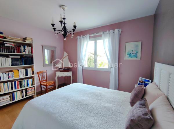 [LACANAU DE MIOS / EXCELLENT ÉTAT / PIÈCE DE VIE 83 M² / 3 CHAMBRES + GRANDE PIÈCE VITRÉE / GARAGE + CARPORT + STATIONNEMENTS / PISCINE / TERRASSE COUVERTE / JARDIN PAYSAGER / ACCÈS BORDEAUX RAPIDE ]

Coup de cœur assuré pour cette villa familiale très qualitative et aux grands volumes judicieusement agencés ! 

Au centre de Lacanau de Mios, à deux pas des arrêts de bus, des petits commerces et de l'école maternelle, vous y trouverez le compromis idéal entre commodités et environnement naturel. 
À 5 mn en voiture de l'échangeur de Marcheprime, à moins de 10mn du CEA de Cestas le Barp, à 20 mn de la rocade de Bordeaux et à 20 mn du Bassin d'Arcachon, vous serez à équidistance des plaisirs du Bassin d'Arcachon et de la vie active de Bordeaux. 

La villa, construite en 2011 vous séduira par son parfait état d'entretien, ses volumes pensés pour les familles, et son jardin paysager. 

Elle se s'articule sur un seul niveau de plain-pied : 

-> Coin jour : 
     - Spacieuse pièce de vie de plus de 80 m² avec cuisine ouverte, rangements d'entrée, grande cheminée à foyer fermé, et une belle baie à galandage s'ouvrant sur la terrasse couverte
     - Arrière-cuisine équipée (avec fenêtre) de près de 10 m² et communiquant avec le carport et le garage 
     - Un salon d'hiver vitré de 18 m² accessible depuis l'extérieur et depuis la pièce à vie (pouvant être utilisé également en bureau, en 4ème chambre, en atelier d'artiste, etc.)

-> Coin nuit :
     - Trois chambres avec rangements entre 12 m² et 14,5 m² - dont l'une ouvrant sur une terrasse privative au sud
     - Salle de bain avec douche et baignoire
     - WC indépendant
     - Dressing de 7 m² pouvant aisément être transformé en deuxième salle d'eau 

-> Extérieur : 
     - Garage 21 m²
     - Carport 
     - Stationnements  pour 3 voitures en plus 
     - Piscine 9*4 chauffée 
     - Terrasse couverte
     - Abri de jardin 
     - Terrain arboré

Vous profiterez du confort du chauffage au sol, d'un équipement audio intégré, d'une clim réversible dans le salon d'hiver, d'une cheminée à foyer fermé de belle dimension, d'un interphone, d'un portail électrique, d'un puits foré et de l'arrosage automatique.  

----