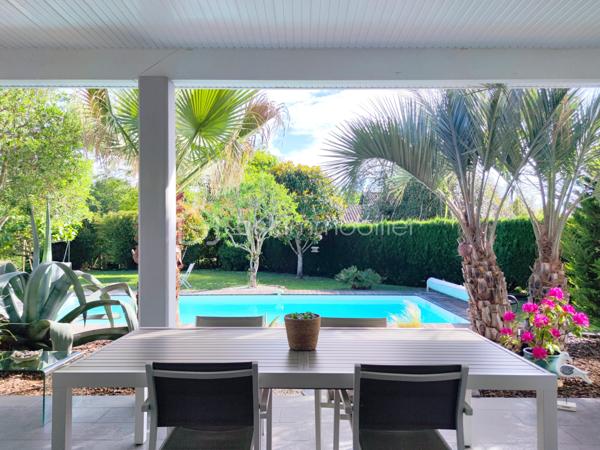 [LACANAU DE MIOS / EXCELLENT ÉTAT / PIÈCE DE VIE 83 M² / 3 CHAMBRES + GRANDE PIÈCE VITRÉE / GARAGE + CARPORT + STATIONNEMENTS / PISCINE / TERRASSE COUVERTE / JARDIN PAYSAGER / ACCÈS BORDEAUX RAPIDE ]

Coup de cœur assuré pour cette villa familiale très qualitative et aux grands volumes judicieusement agencés ! 

Au centre de Lacanau de Mios, à deux pas des arrêts de bus, des petits commerces et de l'école maternelle, vous y trouverez le compromis idéal entre commodités et environnement naturel. 
À 5 mn en voiture de l'échangeur de Marcheprime, à moins de 10mn du CEA de Cestas le Barp, à 20 mn de la rocade de Bordeaux et à 20 mn du Bassin d'Arcachon, vous serez à équidistance des plaisirs du Bassin d'Arcachon et de la vie active de Bordeaux. 

La villa, construite en 2011 vous séduira par son parfait état d'entretien, ses volumes pensés pour les familles, et son jardin paysager. 

Elle se s'articule sur un seul niveau de plain-pied : 

-> Coin jour : 
     - Spacieuse pièce de vie de plus de 80 m² avec cuisine ouverte, rangements d'entrée, grande cheminée à foyer fermé, et une belle baie à galandage s'ouvrant sur la terrasse couverte
     - Arrière-cuisine équipée (avec fenêtre) de près de 10 m² et communiquant avec le carport et le garage 
     - Un salon d'hiver vitré de 18 m² accessible depuis l'extérieur et depuis la pièce à vie (pouvant être utilisé également en bureau, en 4ème chambre, en atelier d'artiste, etc.)

-> Coin nuit :
     - Trois chambres avec rangements entre 12 m² et 14,5 m² - dont l'une ouvrant sur une terrasse privative au sud
     - Salle de bain avec douche et baignoire
     - WC indépendant
     - Dressing de 7 m² pouvant aisément être transformé en deuxième salle d'eau 

-> Extérieur : 
     - Garage 21 m²
     - Carport 
     - Stationnements  pour 3 voitures en plus 
     - Piscine 9*4 chauffée 
     - Terrasse couverte
     - Abri de jardin 
     - Terrain arboré

Vous profiterez du confort du chauffage au sol, d'un équipement audio intégré, d'une clim réversible dans le salon d'hiver, d'une cheminée à foyer fermé de belle dimension, d'un interphone, d'un portail électrique, d'un puits foré et de l'arrosage automatique.  

----