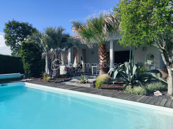 [LACANAU DE MIOS / EXCELLENT ÉTAT / PIÈCE DE VIE 83 M² / 3 CHAMBRES + GRANDE PIÈCE VITRÉE / GARAGE + CARPORT + STATIONNEMENTS / PISCINE / TERRASSE COUVERTE / JARDIN PAYSAGER / ACCÈS BORDEAUX RAPIDE ]

Coup de cœur assuré pour cette villa familiale très qualitative et aux grands volumes judicieusement agencés ! 

Au centre de Lacanau de Mios, à deux pas des arrêts de bus, des petits commerces et de l'école maternelle, vous y trouverez le compromis idéal entre commodités et environnement naturel. 
À 5 mn en voiture de l'échangeur de Marcheprime, à moins de 10mn du CEA de Cestas le Barp, à 20 mn de la rocade de Bordeaux et à 20 mn du Bassin d'Arcachon, vous serez à équidistance des plaisirs du Bassin d'Arcachon et de la vie active de Bordeaux. 

La villa, construite en 2011 vous séduira par son parfait état d'entretien, ses volumes pensés pour les familles, et son jardin paysager. 

Elle se s'articule sur un seul niveau de plain-pied : 

-> Coin jour : 
     - Spacieuse pièce de vie de plus de 80 m² avec cuisine ouverte, rangements d'entrée, grande cheminée à foyer fermé, et une belle baie à galandage s'ouvrant sur la terrasse couverte
     - Arrière-cuisine équipée (avec fenêtre) de près de 10 m² et communiquant avec le carport et le garage 
     - Un salon d'hiver vitré de 18 m² accessible depuis l'extérieur et depuis la pièce à vie (pouvant être utilisé également en bureau, en 4ème chambre, en atelier d'artiste, etc.)

-> Coin nuit :
     - Trois chambres avec rangements entre 12 m² et 14,5 m² - dont l'une ouvrant sur une terrasse privative au sud
     - Salle de bain avec douche et baignoire
     - WC indépendant
     - Dressing de 7 m² pouvant aisément être transformé en deuxième salle d'eau 

-> Extérieur : 
     - Garage 21 m²
     - Carport 
     - Stationnements  pour 3 voitures en plus 
     - Piscine 9*4 chauffée 
     - Terrasse couverte
     - Abri de jardin 
     - Terrain arboré

Vous profiterez du confort du chauffage au sol, d'un équipement audio intégré, d'une clim réversible dans le salon d'hiver, d'une cheminée à foyer fermé de belle dimension, d'un interphone, d'un portail électrique, d'un puits foré et de l'arrosage automatique.  

----
