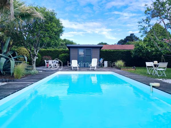 [LACANAU DE MIOS / EXCELLENT ÉTAT / PIÈCE DE VIE 83 M² / 3 CHAMBRES + GRANDE PIÈCE VITRÉE / GARAGE + CARPORT + STATIONNEMENTS / PISCINE / TERRASSE COUVERTE / JARDIN PAYSAGER / ACCÈS BORDEAUX RAPIDE ]

Coup de cœur assuré pour cette villa familiale très qualitative et aux grands volumes judicieusement agencés ! 

Au centre de Lacanau de Mios, à deux pas des arrêts de bus, des petits commerces et de l'école maternelle, vous y trouverez le compromis idéal entre commodités et environnement naturel. 
À 5 mn en voiture de l'échangeur de Marcheprime, à moins de 10mn du CEA de Cestas le Barp, à 20 mn de la rocade de Bordeaux et à 20 mn du Bassin d'Arcachon, vous serez à équidistance des plaisirs du Bassin d'Arcachon et de la vie active de Bordeaux. 

La villa, construite en 2011 vous séduira par son parfait état d'entretien, ses volumes pensés pour les familles, et son jardin paysager. 

Elle se s'articule sur un seul niveau de plain-pied : 

-> Coin jour : 
     - Spacieuse pièce de vie de plus de 80 m² avec cuisine ouverte, rangements d'entrée, grande cheminée à foyer fermé, et une belle baie à galandage s'ouvrant sur la terrasse couverte
     - Arrière-cuisine équipée (avec fenêtre) de près de 10 m² et communiquant avec le carport et le garage 
     - Un salon d'hiver vitré de 18 m² accessible depuis l'extérieur et depuis la pièce à vie (pouvant être utilisé également en bureau, en 4ème chambre, en atelier d'artiste, etc.)

-> Coin nuit :
     - Trois chambres avec rangements entre 12 m² et 14,5 m² - dont l'une ouvrant sur une terrasse privative au sud
     - Salle de bain avec douche et baignoire
     - WC indépendant
     - Dressing de 7 m² pouvant aisément être transformé en deuxième salle d'eau 

-> Extérieur : 
     - Garage 21 m²
     - Carport 
     - Stationnements  pour 3 voitures en plus 
     - Piscine 9*4 chauffée 
     - Terrasse couverte
     - Abri de jardin 
     - Terrain arboré

Vous profiterez du confort du chauffage au sol, d'un équipement audio intégré, d'une clim réversible dans le salon d'hiver, d'une cheminée à foyer fermé de belle dimension, d'un interphone, d'un portail électrique, d'un puits foré et de l'arrosage automatique.  

----