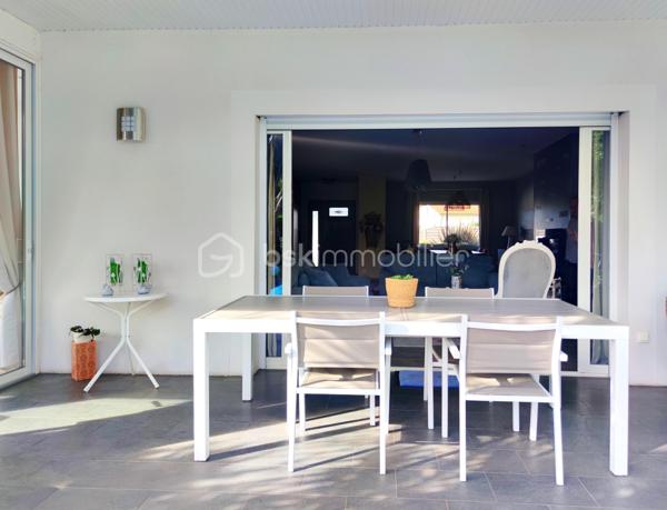 [LACANAU DE MIOS / EXCELLENT ÉTAT / PIÈCE DE VIE 83 M² / 3 CHAMBRES + GRANDE PIÈCE VITRÉE / GARAGE + CARPORT + STATIONNEMENTS / PISCINE / TERRASSE COUVERTE / JARDIN PAYSAGER / ACCÈS BORDEAUX RAPIDE ]

Coup de cœur assuré pour cette villa familiale très qualitative et aux grands volumes judicieusement agencés ! 

Au centre de Lacanau de Mios, à deux pas des arrêts de bus, des petits commerces et de l'école maternelle, vous y trouverez le compromis idéal entre commodités et environnement naturel. 
À 5 mn en voiture de l'échangeur de Marcheprime, à moins de 10mn du CEA de Cestas le Barp, à 20 mn de la rocade de Bordeaux et à 20 mn du Bassin d'Arcachon, vous serez à équidistance des plaisirs du Bassin d'Arcachon et de la vie active de Bordeaux. 

La villa, construite en 2011 vous séduira par son parfait état d'entretien, ses volumes pensés pour les familles, et son jardin paysager. 

Elle se s'articule sur un seul niveau de plain-pied : 

-> Coin jour : 
     - Spacieuse pièce de vie de plus de 80 m² avec cuisine ouverte, rangements d'entrée, grande cheminée à foyer fermé, et une belle baie à galandage s'ouvrant sur la terrasse couverte
     - Arrière-cuisine équipée (avec fenêtre) de près de 10 m² et communiquant avec le carport et le garage 
     - Un salon d'hiver vitré de 18 m² accessible depuis l'extérieur et depuis la pièce à vie (pouvant être utilisé également en bureau, en 4ème chambre, en atelier d'artiste, etc.)

-> Coin nuit :
     - Trois chambres avec rangements entre 12 m² et 14,5 m² - dont l'une ouvrant sur une terrasse privative au sud
     - Salle de bain avec douche et baignoire
     - WC indépendant
     - Dressing de 7 m² pouvant aisément être transformé en deuxième salle d'eau 

-> Extérieur : 
     - Garage 21 m²
     - Carport 
     - Stationnements  pour 3 voitures en plus 
     - Piscine 9*4 chauffée 
     - Terrasse couverte
     - Abri de jardin 
     - Terrain arboré

Vous profiterez du confort du chauffage au sol, d'un équipement audio intégré, d'une clim réversible dans le salon d'hiver, d'une cheminée à foyer fermé de belle dimension, d'un interphone, d'un portail électrique, d'un puits foré et de l'arrosage automatique.  

----