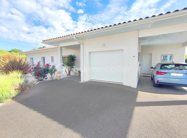 [LACANAU DE MIOS / EXCELLENT ÉTAT / PIÈCE DE VIE 83 M² / 3 CHAMBRES + GRANDE PIÈCE VITRÉE / GARAGE + CARPORT + STATIONNEMENTS / PISCINE / TERRASSE COUVERTE / JARDIN PAYSAGER / ACCÈS BORDEAUX RAPIDE ]

Coup de cœur assuré pour cette villa familiale très qualitative et aux grands volumes judicieusement agencés ! 

Au centre de Lacanau de Mios, à deux pas des arrêts de bus, des petits commerces et de l'école maternelle, vous y trouverez le compromis idéal entre commodités et environnement naturel. 
À 5 mn en voiture de l'échangeur de Marcheprime, à moins de 10mn du CEA de Cestas le Barp, à 20 mn de la rocade de Bordeaux et à 20 mn du Bassin d'Arcachon, vous serez à équidistance des plaisirs du Bassin d'Arcachon et de la vie active de Bordeaux. 

La villa, construite en 2011 vous séduira par son parfait état d'entretien, ses volumes pensés pour les familles, et son jardin paysager. 

Elle se s'articule sur un seul niveau de plain-pied : 

-> Coin jour : 
     - Spacieuse pièce de vie de plus de 80 m² avec cuisine ouverte, rangements d'entrée, grande cheminée à foyer fermé, et une belle baie à galandage s'ouvrant sur la terrasse couverte
     - Arrière-cuisine équipée (avec fenêtre) de près de 10 m² et communiquant avec le carport et le garage 
     - Un salon d'hiver vitré de 18 m² accessible depuis l'extérieur et depuis la pièce à vie (pouvant être utilisé également en bureau, en 4ème chambre, en atelier d'artiste, etc.)

-> Coin nuit :
     - Trois chambres avec rangements entre 12 m² et 14,5 m² - dont l'une ouvrant sur une terrasse privative au sud
     - Salle de bain avec douche et baignoire
     - WC indépendant
     - Dressing de 7 m² pouvant aisément être transformé en deuxième salle d'eau 

-> Extérieur : 
     - Garage 21 m²
     - Carport 
     - Stationnements  pour 3 voitures en plus 
     - Piscine 9*4 chauffée 
     - Terrasse couverte
     - Abri de jardin 
     - Terrain arboré

Vous profiterez du confort du chauffage au sol, d'un équipement audio intégré, d'une clim réversible dans le salon d'hiver, d'une cheminée à foyer fermé de belle dimension, d'un interphone, d'un portail électrique, d'un puits foré et de l'arrosage automatique.  

----