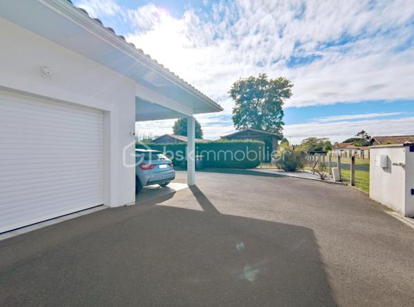 [LACANAU DE MIOS / EXCELLENT ÉTAT / PIÈCE DE VIE 83 M² / 3 CHAMBRES + GRANDE PIÈCE VITRÉE / GARAGE + CARPORT + STATIONNEMENTS / PISCINE / TERRASSE COUVERTE / JARDIN PAYSAGER / ACCÈS BORDEAUX RAPIDE ]

Coup de cœur assuré pour cette villa familiale très qualitative et aux grands volumes judicieusement agencés ! 

Au centre de Lacanau de Mios, à deux pas des arrêts de bus, des petits commerces et de l'école maternelle, vous y trouverez le compromis idéal entre commodités et environnement naturel. 
À 5 mn en voiture de l'échangeur de Marcheprime, à moins de 10mn du CEA de Cestas le Barp, à 20 mn de la rocade de Bordeaux et à 20 mn du Bassin d'Arcachon, vous serez à équidistance des plaisirs du Bassin d'Arcachon et de la vie active de Bordeaux. 

La villa, construite en 2011 vous séduira par son parfait état d'entretien, ses volumes pensés pour les familles, et son jardin paysager. 

Elle se s'articule sur un seul niveau de plain-pied : 

-> Coin jour : 
     - Spacieuse pièce de vie de plus de 80 m² avec cuisine ouverte, rangements d'entrée, grande cheminée à foyer fermé, et une belle baie à galandage s'ouvrant sur la terrasse couverte
     - Arrière-cuisine équipée (avec fenêtre) de près de 10 m² et communiquant avec le carport et le garage 
     - Un salon d'hiver vitré de 18 m² accessible depuis l'extérieur et depuis la pièce à vie (pouvant être utilisé également en bureau, en 4ème chambre, en atelier d'artiste, etc.)

-> Coin nuit :
     - Trois chambres avec rangements entre 12 m² et 14,5 m² - dont l'une ouvrant sur une terrasse privative au sud
     - Salle de bain avec douche et baignoire
     - WC indépendant
     - Dressing de 7 m² pouvant aisément être transformé en deuxième salle d'eau 

-> Extérieur : 
     - Garage 21 m²
     - Carport 
     - Stationnements  pour 3 voitures en plus 
     - Piscine 9*4 chauffée 
     - Terrasse couverte
     - Abri de jardin 
     - Terrain arboré

Vous profiterez du confort du chauffage au sol, d'un équipement audio intégré, d'une clim réversible dans le salon d'hiver, d'une cheminée à foyer fermé de belle dimension, d'un interphone, d'un portail électrique, d'un puits foré et de l'arrosage automatique.  

----