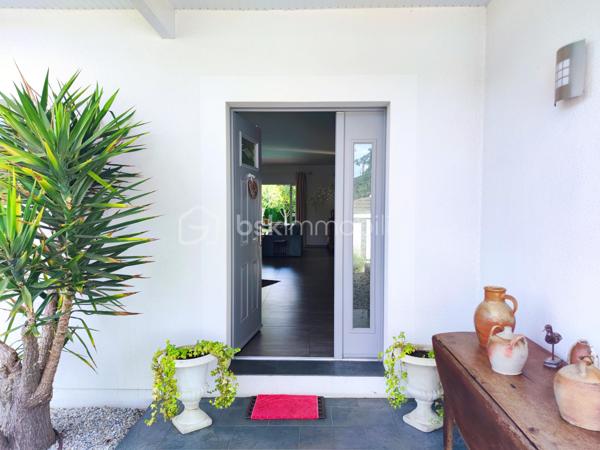 [LACANAU DE MIOS / EXCELLENT ÉTAT / PIÈCE DE VIE 83 M² / 3 CHAMBRES + GRANDE PIÈCE VITRÉE / GARAGE + CARPORT + STATIONNEMENTS / PISCINE / TERRASSE COUVERTE / JARDIN PAYSAGER / ACCÈS BORDEAUX RAPIDE ]

Coup de cœur assuré pour cette villa familiale très qualitative et aux grands volumes judicieusement agencés ! 

Au centre de Lacanau de Mios, à deux pas des arrêts de bus, des petits commerces et de l'école maternelle, vous y trouverez le compromis idéal entre commodités et environnement naturel. 
À 5 mn en voiture de l'échangeur de Marcheprime, à moins de 10mn du CEA de Cestas le Barp, à 20 mn de la rocade de Bordeaux et à 20 mn du Bassin d'Arcachon, vous serez à équidistance des plaisirs du Bassin d'Arcachon et de la vie active de Bordeaux. 

La villa, construite en 2011 vous séduira par son parfait état d'entretien, ses volumes pensés pour les familles, et son jardin paysager. 

Elle se s'articule sur un seul niveau de plain-pied : 

-> Coin jour : 
     - Spacieuse pièce de vie de plus de 80 m² avec cuisine ouverte, rangements d'entrée, grande cheminée à foyer fermé, et une belle baie à galandage s'ouvrant sur la terrasse couverte
     - Arrière-cuisine équipée (avec fenêtre) de près de 10 m² et communiquant avec le carport et le garage 
     - Un salon d'hiver vitré de 18 m² accessible depuis l'extérieur et depuis la pièce à vie (pouvant être utilisé également en bureau, en 4ème chambre, en atelier d'artiste, etc.)

-> Coin nuit :
     - Trois chambres avec rangements entre 12 m² et 14,5 m² - dont l'une ouvrant sur une terrasse privative au sud
     - Salle de bain avec douche et baignoire
     - WC indépendant
     - Dressing de 7 m² pouvant aisément être transformé en deuxième salle d'eau 

-> Extérieur : 
     - Garage 21 m²
     - Carport 
     - Stationnements  pour 3 voitures en plus 
     - Piscine 9*4 chauffée 
     - Terrasse couverte
     - Abri de jardin 
     - Terrain arboré

Vous profiterez du confort du chauffage au sol, d'un équipement audio intégré, d'une clim réversible dans le salon d'hiver, d'une cheminée à foyer fermé de belle dimension, d'un interphone, d'un portail électrique, d'un puits foré et de l'arrosage automatique.  

----