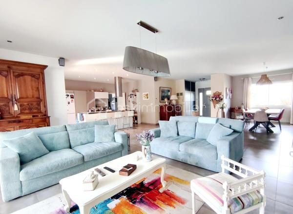 [LACANAU DE MIOS / EXCELLENT ÉTAT / PIÈCE DE VIE 83 M² / 3 CHAMBRES + GRANDE PIÈCE VITRÉE / GARAGE + CARPORT + STATIONNEMENTS / PISCINE / TERRASSE COUVERTE / JARDIN PAYSAGER / ACCÈS BORDEAUX RAPIDE ]

Coup de cœur assuré pour cette villa familiale très qualitative et aux grands volumes judicieusement agencés ! 

Au centre de Lacanau de Mios, à deux pas des arrêts de bus, des petits commerces et de l'école maternelle, vous y trouverez le compromis idéal entre commodités et environnement naturel. 
À 5 mn en voiture de l'échangeur de Marcheprime, à moins de 10mn du CEA de Cestas le Barp, à 20 mn de la rocade de Bordeaux et à 20 mn du Bassin d'Arcachon, vous serez à équidistance des plaisirs du Bassin d'Arcachon et de la vie active de Bordeaux. 

La villa, construite en 2011 vous séduira par son parfait état d'entretien, ses volumes pensés pour les familles, et son jardin paysager. 

Elle se s'articule sur un seul niveau de plain-pied : 

-> Coin jour : 
     - Spacieuse pièce de vie de plus de 80 m² avec cuisine ouverte, rangements d'entrée, grande cheminée à foyer fermé, et une belle baie à galandage s'ouvrant sur la terrasse couverte
     - Arrière-cuisine équipée (avec fenêtre) de près de 10 m² et communiquant avec le carport et le garage 
     - Un salon d'hiver vitré de 18 m² accessible depuis l'extérieur et depuis la pièce à vie (pouvant être utilisé également en bureau, en 4ème chambre, en atelier d'artiste, etc.)

-> Coin nuit :
     - Trois chambres avec rangements entre 12 m² et 14,5 m² - dont l'une ouvrant sur une terrasse privative au sud
     - Salle de bain avec douche et baignoire
     - WC indépendant
     - Dressing de 7 m² pouvant aisément être transformé en deuxième salle d'eau 

-> Extérieur : 
     - Garage 21 m²
     - Carport 
     - Stationnements  pour 3 voitures en plus 
     - Piscine 9*4 chauffée 
     - Terrasse couverte
     - Abri de jardin 
     - Terrain arboré

Vous profiterez du confort du chauffage au sol, d'un équipement audio intégré, d'une clim réversible dans le salon d'hiver, d'une cheminée à foyer fermé de belle dimension, d'un interphone, d'un portail électrique, d'un puits foré et de l'arrosage automatique.  

----