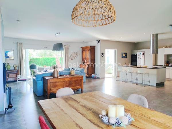 [LACANAU DE MIOS / EXCELLENT ÉTAT / PIÈCE DE VIE 83 M² / 3 CHAMBRES + GRANDE PIÈCE VITRÉE / GARAGE + CARPORT + STATIONNEMENTS / PISCINE / TERRASSE COUVERTE / JARDIN PAYSAGER / ACCÈS BORDEAUX RAPIDE ]

Coup de cœur assuré pour cette villa familiale très qualitative et aux grands volumes judicieusement agencés ! 

Au centre de Lacanau de Mios, à deux pas des arrêts de bus, des petits commerces et de l'école maternelle, vous y trouverez le compromis idéal entre commodités et environnement naturel. 
À 5 mn en voiture de l'échangeur de Marcheprime, à moins de 10mn du CEA de Cestas le Barp, à 20 mn de la rocade de Bordeaux et à 20 mn du Bassin d'Arcachon, vous serez à équidistance des plaisirs du Bassin d'Arcachon et de la vie active de Bordeaux. 

La villa, construite en 2011 vous séduira par son parfait état d'entretien, ses volumes pensés pour les familles, et son jardin paysager. 

Elle se s'articule sur un seul niveau de plain-pied : 

-> Coin jour : 
     - Spacieuse pièce de vie de plus de 80 m² avec cuisine ouverte, rangements d'entrée, grande cheminée à foyer fermé, et une belle baie à galandage s'ouvrant sur la terrasse couverte
     - Arrière-cuisine équipée (avec fenêtre) de près de 10 m² et communiquant avec le carport et le garage 
     - Un salon d'hiver vitré de 18 m² accessible depuis l'extérieur et depuis la pièce à vie (pouvant être utilisé également en bureau, en 4ème chambre, en atelier d'artiste, etc.)

-> Coin nuit :
     - Trois chambres avec rangements entre 12 m² et 14,5 m² - dont l'une ouvrant sur une terrasse privative au sud
     - Salle de bain avec douche et baignoire
     - WC indépendant
     - Dressing de 7 m² pouvant aisément être transformé en deuxième salle d'eau 

-> Extérieur : 
     - Garage 21 m²
     - Carport 
     - Stationnements  pour 3 voitures en plus 
     - Piscine 9*4 chauffée 
     - Terrasse couverte
     - Abri de jardin 
     - Terrain arboré

Vous profiterez du confort du chauffage au sol, d'un équipement audio intégré, d'une clim réversible dans le salon d'hiver, d'une cheminée à foyer fermé de belle dimension, d'un interphone, d'un portail électrique, d'un puits foré et de l'arrosage automatique.  

----