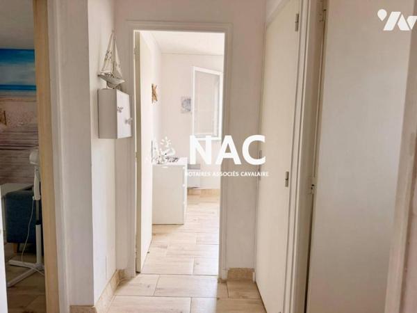 Grand appartement 2 pièces de 55m² habitable en centre-ville de Cavalaire