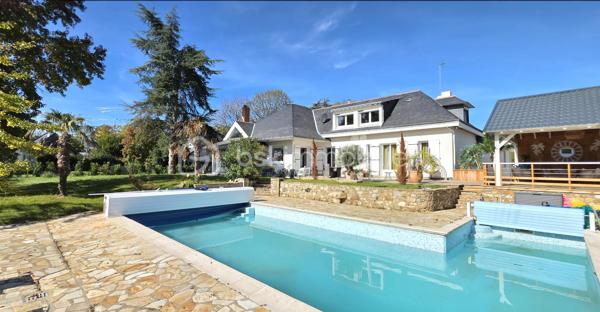 DEMEURE 280 m² — PISCINE CHAUFFÉE — TERRAIN 2 200 m² — SAINT-BARTHÉLEMY-D’ANJOU

Aux portes d’Angers (10 min en bus du centre-ville), propriété familiale de 10 pièces entièrement rénovée en 2025 sur un parc clos et paysagé de 2 200 m² en zone pavillonnaire.

Le coup de cœur : un salon cathédrale de 60 m² avec cheminée et verrière, baigné de lumière.

Les plus :
         •     Cuisine équipée neuve de 25 m²
      •     5 chambres, 3 salles d’eau
      •     Espace indépendant de 50 m² (Airbnb / bureau / studio)
      •     Piscine chauffée + pool house + terrasse pierre
      •     Sous-sol complet, cave, 6 places de parking
      •     DPE C — Chauffage aérothermie — GES A

À 10 minutes d’Angers, le calme d’une maison de vacances au quotidien

Et pour le reste… les photos parlent d’elles-mêmes 📸✨
📞 Contactez moi dès maintenant pour organiser une visite

Mode de chauffage Pompe à Chaleur
Taxe Foncière 4434€