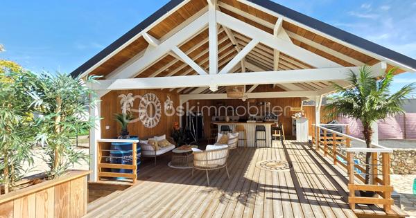 DEMEURE 280 m² — PISCINE CHAUFFÉE — TERRAIN 2 200 m² — SAINT-BARTHÉLEMY-D’ANJOU

Aux portes d’Angers (10 min en bus du centre-ville), propriété familiale de 10 pièces entièrement rénovée en 2025 sur un parc clos et paysagé de 2 200 m² en zone pavillonnaire.

Le coup de cœur : un salon cathédrale de 60 m² avec cheminée et verrière, baigné de lumière.

Les plus :
         •     Cuisine équipée neuve de 25 m²
      •     5 chambres, 3 salles d’eau
      •     Espace indépendant de 50 m² (Airbnb / bureau / studio)
      •     Piscine chauffée + pool house + terrasse pierre
      •     Sous-sol complet, cave, 6 places de parking
      •     DPE C — Chauffage aérothermie — GES A

À 10 minutes d’Angers, le calme d’une maison de vacances au quotidien

Et pour le reste… les photos parlent d’elles-mêmes 📸✨
📞 Contactez moi dès maintenant pour organiser une visite

Mode de chauffage Pompe à Chaleur
Taxe Foncière 4434€