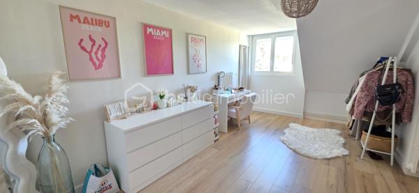 DEMEURE 280 m² — PISCINE CHAUFFÉE — TERRAIN 2 200 m² — SAINT-BARTHÉLEMY-D’ANJOU

Aux portes d’Angers (10 min en bus du centre-ville), propriété familiale de 10 pièces entièrement rénovée en 2025 sur un parc clos et paysagé de 2 200 m² en zone pavillonnaire.

Le coup de cœur : un salon cathédrale de 60 m² avec cheminée et verrière, baigné de lumière.

Les plus :
         •     Cuisine équipée neuve de 25 m²
      •     5 chambres, 3 salles d’eau
      •     Espace indépendant de 50 m² (Airbnb / bureau / studio)
      •     Piscine chauffée + pool house + terrasse pierre
      •     Sous-sol complet, cave, 6 places de parking
      •     DPE C — Chauffage aérothermie — GES A

À 10 minutes d’Angers, le calme d’une maison de vacances au quotidien

Et pour le reste… les photos parlent d’elles-mêmes 📸✨
📞 Contactez moi dès maintenant pour organiser une visite

Mode de chauffage Pompe à Chaleur
Taxe Foncière 4434€