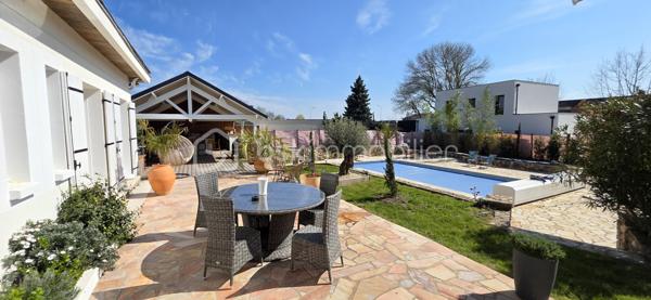 DEMEURE 280 m² — PISCINE CHAUFFÉE — TERRAIN 2 200 m² — SAINT-BARTHÉLEMY-D’ANJOU

Aux portes d’Angers (10 min en bus du centre-ville), propriété familiale de 10 pièces entièrement rénovée en 2025 sur un parc clos et paysagé de 2 200 m² en zone pavillonnaire.

Le coup de cœur : un salon cathédrale de 60 m² avec cheminée et verrière, baigné de lumière.

Les plus :
         •     Cuisine équipée neuve de 25 m²
      •     5 chambres, 3 salles d’eau
      •     Espace indépendant de 50 m² (Airbnb / bureau / studio)
      •     Piscine chauffée + pool house + terrasse pierre
      •     Sous-sol complet, cave, 6 places de parking
      •     DPE C — Chauffage aérothermie — GES A

À 10 minutes d’Angers, le calme d’une maison de vacances au quotidien

Et pour le reste… les photos parlent d’elles-mêmes 📸✨
📞 Contactez moi dès maintenant pour organiser une visite

Mode de chauffage Pompe à Chaleur
Taxe Foncière 4434€