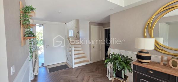 DEMEURE 280 m² — PISCINE CHAUFFÉE — TERRAIN 2 200 m² — SAINT-BARTHÉLEMY-D’ANJOU

Aux portes d’Angers (10 min en bus du centre-ville), propriété familiale de 10 pièces entièrement rénovée en 2025 sur un parc clos et paysagé de 2 200 m² en zone pavillonnaire.

Le coup de cœur : un salon cathédrale de 60 m² avec cheminée et verrière, baigné de lumière.

Les plus :
         •     Cuisine équipée neuve de 25 m²
      •     5 chambres, 3 salles d’eau
      •     Espace indépendant de 50 m² (Airbnb / bureau / studio)
      •     Piscine chauffée + pool house + terrasse pierre
      •     Sous-sol complet, cave, 6 places de parking
      •     DPE C — Chauffage aérothermie — GES A

À 10 minutes d’Angers, le calme d’une maison de vacances au quotidien

Et pour le reste… les photos parlent d’elles-mêmes 📸✨
📞 Contactez moi dès maintenant pour organiser une visite

Mode de chauffage Pompe à Chaleur
Taxe Foncière 4434€