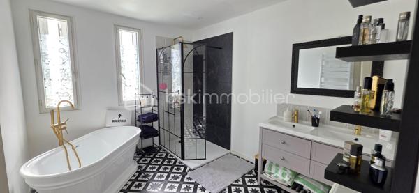 DEMEURE 280 m² — PISCINE CHAUFFÉE — TERRAIN 2 200 m² — SAINT-BARTHÉLEMY-D’ANJOU

Aux portes d’Angers (10 min en bus du centre-ville), propriété familiale de 10 pièces entièrement rénovée en 2025 sur un parc clos et paysagé de 2 200 m² en zone pavillonnaire.

Le coup de cœur : un salon cathédrale de 60 m² avec cheminée et verrière, baigné de lumière.

Les plus :
         •     Cuisine équipée neuve de 25 m²
      •     5 chambres, 3 salles d’eau
      •     Espace indépendant de 50 m² (Airbnb / bureau / studio)
      •     Piscine chauffée + pool house + terrasse pierre
      •     Sous-sol complet, cave, 6 places de parking
      •     DPE C — Chauffage aérothermie — GES A

À 10 minutes d’Angers, le calme d’une maison de vacances au quotidien

Et pour le reste… les photos parlent d’elles-mêmes 📸✨
📞 Contactez moi dès maintenant pour organiser une visite

Mode de chauffage Pompe à Chaleur
Taxe Foncière 4434€