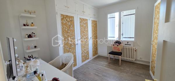 DEMEURE 280 m² — PISCINE CHAUFFÉE — TERRAIN 2 200 m² — SAINT-BARTHÉLEMY-D’ANJOU

Aux portes d’Angers (10 min en bus du centre-ville), propriété familiale de 10 pièces entièrement rénovée en 2025 sur un parc clos et paysagé de 2 200 m² en zone pavillonnaire.

Le coup de cœur : un salon cathédrale de 60 m² avec cheminée et verrière, baigné de lumière.

Les plus :
         •     Cuisine équipée neuve de 25 m²
      •     5 chambres, 3 salles d’eau
      •     Espace indépendant de 50 m² (Airbnb / bureau / studio)
      •     Piscine chauffée + pool house + terrasse pierre
      •     Sous-sol complet, cave, 6 places de parking
      •     DPE C — Chauffage aérothermie — GES A

À 10 minutes d’Angers, le calme d’une maison de vacances au quotidien

Et pour le reste… les photos parlent d’elles-mêmes 📸✨
📞 Contactez moi dès maintenant pour organiser une visite

Mode de chauffage Pompe à Chaleur
Taxe Foncière 4434€
