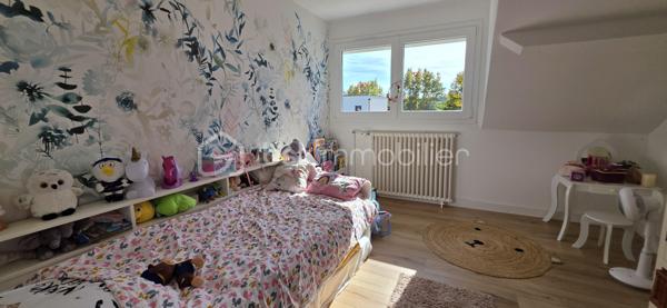 DEMEURE 280 m² — PISCINE CHAUFFÉE — TERRAIN 2 200 m² — SAINT-BARTHÉLEMY-D’ANJOU

Aux portes d’Angers (10 min en bus du centre-ville), propriété familiale de 10 pièces entièrement rénovée en 2025 sur un parc clos et paysagé de 2 200 m² en zone pavillonnaire.

Le coup de cœur : un salon cathédrale de 60 m² avec cheminée et verrière, baigné de lumière.

Les plus :
         •     Cuisine équipée neuve de 25 m²
      •     5 chambres, 3 salles d’eau
      •     Espace indépendant de 50 m² (Airbnb / bureau / studio)
      •     Piscine chauffée + pool house + terrasse pierre
      •     Sous-sol complet, cave, 6 places de parking
      •     DPE C — Chauffage aérothermie — GES A

À 10 minutes d’Angers, le calme d’une maison de vacances au quotidien

Et pour le reste… les photos parlent d’elles-mêmes 📸✨
📞 Contactez moi dès maintenant pour organiser une visite

Mode de chauffage Pompe à Chaleur
Taxe Foncière 4434€