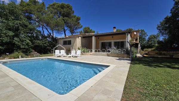 Sur les hauteurs de Pont-Saint-Esprit (30130), dans un environnement privilégié au cœur de la nature, venez découvrir cette belle villa de plain-pied avec piscine et suite parentale, implantée sur un terrain de 4 023 m².

Atout rare : ce bien offre la possibilité de détacher et de revendre une ou deux parcelles constructibles, représentant un potentiel de valorisation intéressant.

La maison se compose ainsi :
- Une belle entrée
- Un vaste salon/séjour donnant sur une terrasse
- Une cuisine
- Une salle à manger
- Trois belles chambres, dont une superbe suite parentale de 29,31 m² avec dressing et salle d'eau privative
- Une salle de bains avec baignoire et WC
- Un WC indépendant
- Une buanderie

À l'extérieur, vous profiterez d'un cadre de vie agréable avec :
- Une piscine de 8 x 4 mètres
- Une grande terrasse
- Un boulodrome
- Un WC extérieur avec lave-mains
- Une dépendance/atelier d'environ 20 m²

Les prestations : Portail électrique, cave, menuiseries aluminium double vitrage avec moustiquaires, climatisation réversible dans l'ensemble des pièces, chauffage au sol alimenté par une chaudière électrique, poêle à bois récent et fibre. 
La maison bénéficie d'excellentes performances énergétiques avec un DPE classé B. 
Possibilité de garer plusieurs véhicules et camping-car sur la propriété. 
Un bien rare alliant confort, calme, espace et potentiel foncier, à découvrir sans tarder.
Pour plus d'informations et demande de visite, n'hésitez pas à contacter Colline RIGAUT au O7 69 77 44 19