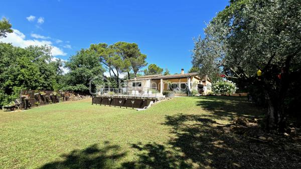 Sur les hauteurs de Pont-Saint-Esprit (30130), dans un environnement privilégié au cœur de la nature, venez découvrir cette belle villa de plain-pied avec piscine et suite parentale, implantée sur un terrain de 4 023 m².

Atout rare : ce bien offre la possibilité de détacher et de revendre une ou deux parcelles constructibles, représentant un potentiel de valorisation intéressant.

La maison se compose ainsi :
- Une belle entrée
- Un vaste salon/séjour donnant sur une terrasse
- Une cuisine
- Une salle à manger
- Trois belles chambres, dont une superbe suite parentale de 29,31 m² avec dressing et salle d'eau privative
- Une salle de bains avec baignoire et WC
- Un WC indépendant
- Une buanderie

À l'extérieur, vous profiterez d'un cadre de vie agréable avec :
- Une piscine de 8 x 4 mètres
- Une grande terrasse
- Un boulodrome
- Un WC extérieur avec lave-mains
- Une dépendance/atelier d'environ 20 m²

Les prestations : Portail électrique, cave, menuiseries aluminium double vitrage avec moustiquaires, climatisation réversible dans l'ensemble des pièces, chauffage au sol alimenté par une chaudière électrique, poêle à bois récent et fibre. 
La maison bénéficie d'excellentes performances énergétiques avec un DPE classé B. 
Possibilité de garer plusieurs véhicules et camping-car sur la propriété. 
Un bien rare alliant confort, calme, espace et potentiel foncier, à découvrir sans tarder.
Pour plus d'informations et demande de visite, n'hésitez pas à contacter Colline RIGAUT au O7 69 77 44 19