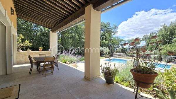 Sur les hauteurs de Pont-Saint-Esprit (30130), dans un environnement privilégié au cœur de la nature, venez découvrir cette belle villa de plain-pied avec piscine et suite parentale, implantée sur un terrain de 4 023 m².

Atout rare : ce bien offre la possibilité de détacher et de revendre une ou deux parcelles constructibles, représentant un potentiel de valorisation intéressant.

La maison se compose ainsi :
- Une belle entrée
- Un vaste salon/séjour donnant sur une terrasse
- Une cuisine
- Une salle à manger
- Trois belles chambres, dont une superbe suite parentale de 29,31 m² avec dressing et salle d'eau privative
- Une salle de bains avec baignoire et WC
- Un WC indépendant
- Une buanderie

À l'extérieur, vous profiterez d'un cadre de vie agréable avec :
- Une piscine de 8 x 4 mètres
- Une grande terrasse
- Un boulodrome
- Un WC extérieur avec lave-mains
- Une dépendance/atelier d'environ 20 m²

Les prestations : Portail électrique, cave, menuiseries aluminium double vitrage avec moustiquaires, climatisation réversible dans l'ensemble des pièces, chauffage au sol alimenté par une chaudière électrique, poêle à bois récent et fibre. 
La maison bénéficie d'excellentes performances énergétiques avec un DPE classé B. 
Possibilité de garer plusieurs véhicules et camping-car sur la propriété. 
Un bien rare alliant confort, calme, espace et potentiel foncier, à découvrir sans tarder.
Pour plus d'informations et demande de visite, n'hésitez pas à contacter Colline RIGAUT au O7 69 77 44 19