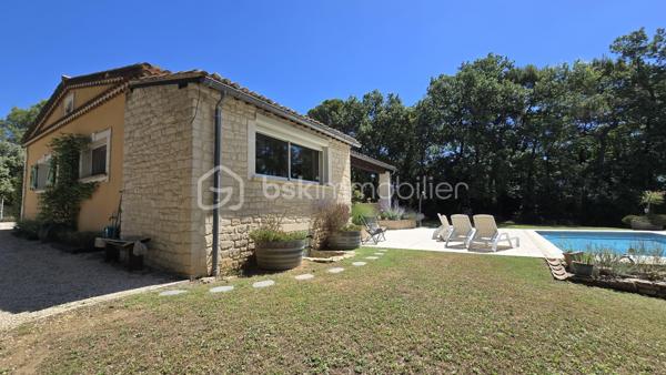 Sur les hauteurs de Pont-Saint-Esprit (30130), dans un environnement privilégié au cœur de la nature, venez découvrir cette belle villa de plain-pied avec piscine et suite parentale, implantée sur un terrain de 4 023 m².

Atout rare : ce bien offre la possibilité de détacher et de revendre une ou deux parcelles constructibles, représentant un potentiel de valorisation intéressant.

La maison se compose ainsi :
- Une belle entrée
- Un vaste salon/séjour donnant sur une terrasse
- Une cuisine
- Une salle à manger
- Trois belles chambres, dont une superbe suite parentale de 29,31 m² avec dressing et salle d'eau privative
- Une salle de bains avec baignoire et WC
- Un WC indépendant
- Une buanderie

À l'extérieur, vous profiterez d'un cadre de vie agréable avec :
- Une piscine de 8 x 4 mètres
- Une grande terrasse
- Un boulodrome
- Un WC extérieur avec lave-mains
- Une dépendance/atelier d'environ 20 m²

Les prestations : Portail électrique, cave, menuiseries aluminium double vitrage avec moustiquaires, climatisation réversible dans l'ensemble des pièces, chauffage au sol alimenté par une chaudière électrique, poêle à bois récent et fibre. 
La maison bénéficie d'excellentes performances énergétiques avec un DPE classé B. 
Possibilité de garer plusieurs véhicules et camping-car sur la propriété. 
Un bien rare alliant confort, calme, espace et potentiel foncier, à découvrir sans tarder.
Pour plus d'informations et demande de visite, n'hésitez pas à contacter Colline RIGAUT au O7 69 77 44 19
