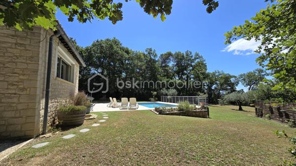 Sur les hauteurs de Pont-Saint-Esprit (30130), dans un environnement privilégié au cœur de la nature, venez découvrir cette belle villa de plain-pied avec piscine et suite parentale, implantée sur un terrain de 4 023 m².

Atout rare : ce bien offre la possibilité de détacher et de revendre une ou deux parcelles constructibles, représentant un potentiel de valorisation intéressant.

La maison se compose ainsi :
- Une belle entrée
- Un vaste salon/séjour donnant sur une terrasse
- Une cuisine
- Une salle à manger
- Trois belles chambres, dont une superbe suite parentale de 29,31 m² avec dressing et salle d'eau privative
- Une salle de bains avec baignoire et WC
- Un WC indépendant
- Une buanderie

À l'extérieur, vous profiterez d'un cadre de vie agréable avec :
- Une piscine de 8 x 4 mètres
- Une grande terrasse
- Un boulodrome
- Un WC extérieur avec lave-mains
- Une dépendance/atelier d'environ 20 m²

Les prestations : Portail électrique, cave, menuiseries aluminium double vitrage avec moustiquaires, climatisation réversible dans l'ensemble des pièces, chauffage au sol alimenté par une chaudière électrique, poêle à bois récent et fibre. 
La maison bénéficie d'excellentes performances énergétiques avec un DPE classé B. 
Possibilité de garer plusieurs véhicules et camping-car sur la propriété. 
Un bien rare alliant confort, calme, espace et potentiel foncier, à découvrir sans tarder.
Pour plus d'informations et demande de visite, n'hésitez pas à contacter Colline RIGAUT au O7 69 77 44 19