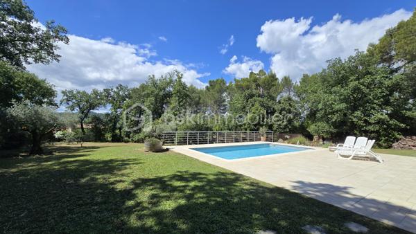 Sur les hauteurs de Pont-Saint-Esprit (30130), dans un environnement privilégié au cœur de la nature, venez découvrir cette belle villa de plain-pied avec piscine et suite parentale, implantée sur un terrain de 4 023 m².

Atout rare : ce bien offre la possibilité de détacher et de revendre une ou deux parcelles constructibles, représentant un potentiel de valorisation intéressant.

La maison se compose ainsi :
- Une belle entrée
- Un vaste salon/séjour donnant sur une terrasse
- Une cuisine
- Une salle à manger
- Trois belles chambres, dont une superbe suite parentale de 29,31 m² avec dressing et salle d'eau privative
- Une salle de bains avec baignoire et WC
- Un WC indépendant
- Une buanderie

À l'extérieur, vous profiterez d'un cadre de vie agréable avec :
- Une piscine de 8 x 4 mètres
- Une grande terrasse
- Un boulodrome
- Un WC extérieur avec lave-mains
- Une dépendance/atelier d'environ 20 m²

Les prestations : Portail électrique, cave, menuiseries aluminium double vitrage avec moustiquaires, climatisation réversible dans l'ensemble des pièces, chauffage au sol alimenté par une chaudière électrique, poêle à bois récent et fibre. 
La maison bénéficie d'excellentes performances énergétiques avec un DPE classé B. 
Possibilité de garer plusieurs véhicules et camping-car sur la propriété. 
Un bien rare alliant confort, calme, espace et potentiel foncier, à découvrir sans tarder.
Pour plus d'informations et demande de visite, n'hésitez pas à contacter Colline RIGAUT au O7 69 77 44 19