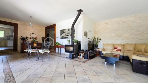 Sur les hauteurs de Pont-Saint-Esprit (30130), dans un environnement privilégié au cœur de la nature, venez découvrir cette belle villa de plain-pied avec piscine et suite parentale, implantée sur un terrain de 4 023 m².

Atout rare : ce bien offre la possibilité de détacher et de revendre une ou deux parcelles constructibles, représentant un potentiel de valorisation intéressant.

La maison se compose ainsi :
- Une belle entrée
- Un vaste salon/séjour donnant sur une terrasse
- Une cuisine
- Une salle à manger
- Trois belles chambres, dont une superbe suite parentale de 29,31 m² avec dressing et salle d'eau privative
- Une salle de bains avec baignoire et WC
- Un WC indépendant
- Une buanderie

À l'extérieur, vous profiterez d'un cadre de vie agréable avec :
- Une piscine de 8 x 4 mètres
- Une grande terrasse
- Un boulodrome
- Un WC extérieur avec lave-mains
- Une dépendance/atelier d'environ 20 m²

Les prestations : Portail électrique, cave, menuiseries aluminium double vitrage avec moustiquaires, climatisation réversible dans l'ensemble des pièces, chauffage au sol alimenté par une chaudière électrique, poêle à bois récent et fibre. 
La maison bénéficie d'excellentes performances énergétiques avec un DPE classé B. 
Possibilité de garer plusieurs véhicules et camping-car sur la propriété. 
Un bien rare alliant confort, calme, espace et potentiel foncier, à découvrir sans tarder.
Pour plus d'informations et demande de visite, n'hésitez pas à contacter Colline RIGAUT au O7 69 77 44 19
