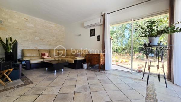 Sur les hauteurs de Pont-Saint-Esprit (30130), dans un environnement privilégié au cœur de la nature, venez découvrir cette belle villa de plain-pied avec piscine et suite parentale, implantée sur un terrain de 4 023 m².

Atout rare : ce bien offre la possibilité de détacher et de revendre une ou deux parcelles constructibles, représentant un potentiel de valorisation intéressant.

La maison se compose ainsi :
- Une belle entrée
- Un vaste salon/séjour donnant sur une terrasse
- Une cuisine
- Une salle à manger
- Trois belles chambres, dont une superbe suite parentale de 29,31 m² avec dressing et salle d'eau privative
- Une salle de bains avec baignoire et WC
- Un WC indépendant
- Une buanderie

À l'extérieur, vous profiterez d'un cadre de vie agréable avec :
- Une piscine de 8 x 4 mètres
- Une grande terrasse
- Un boulodrome
- Un WC extérieur avec lave-mains
- Une dépendance/atelier d'environ 20 m²

Les prestations : Portail électrique, cave, menuiseries aluminium double vitrage avec moustiquaires, climatisation réversible dans l'ensemble des pièces, chauffage au sol alimenté par une chaudière électrique, poêle à bois récent et fibre. 
La maison bénéficie d'excellentes performances énergétiques avec un DPE classé B. 
Possibilité de garer plusieurs véhicules et camping-car sur la propriété. 
Un bien rare alliant confort, calme, espace et potentiel foncier, à découvrir sans tarder.
Pour plus d'informations et demande de visite, n'hésitez pas à contacter Colline RIGAUT au O7 69 77 44 19