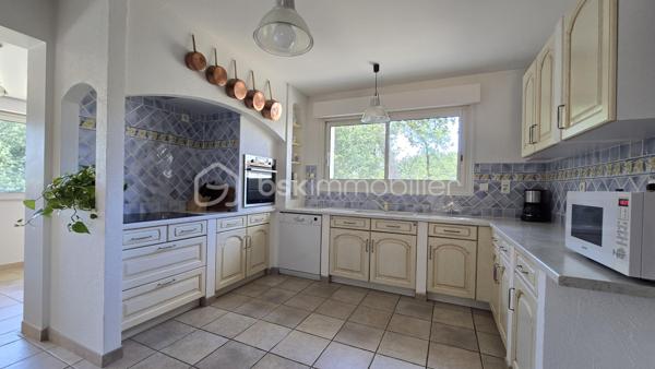Sur les hauteurs de Pont-Saint-Esprit (30130), dans un environnement privilégié au cœur de la nature, venez découvrir cette belle villa de plain-pied avec piscine et suite parentale, implantée sur un terrain de 4 023 m².

Atout rare : ce bien offre la possibilité de détacher et de revendre une ou deux parcelles constructibles, représentant un potentiel de valorisation intéressant.

La maison se compose ainsi :
- Une belle entrée
- Un vaste salon/séjour donnant sur une terrasse
- Une cuisine
- Une salle à manger
- Trois belles chambres, dont une superbe suite parentale de 29,31 m² avec dressing et salle d'eau privative
- Une salle de bains avec baignoire et WC
- Un WC indépendant
- Une buanderie

À l'extérieur, vous profiterez d'un cadre de vie agréable avec :
- Une piscine de 8 x 4 mètres
- Une grande terrasse
- Un boulodrome
- Un WC extérieur avec lave-mains
- Une dépendance/atelier d'environ 20 m²

Les prestations : Portail électrique, cave, menuiseries aluminium double vitrage avec moustiquaires, climatisation réversible dans l'ensemble des pièces, chauffage au sol alimenté par une chaudière électrique, poêle à bois récent et fibre. 
La maison bénéficie d'excellentes performances énergétiques avec un DPE classé B. 
Possibilité de garer plusieurs véhicules et camping-car sur la propriété. 
Un bien rare alliant confort, calme, espace et potentiel foncier, à découvrir sans tarder.
Pour plus d'informations et demande de visite, n'hésitez pas à contacter Colline RIGAUT au O7 69 77 44 19
