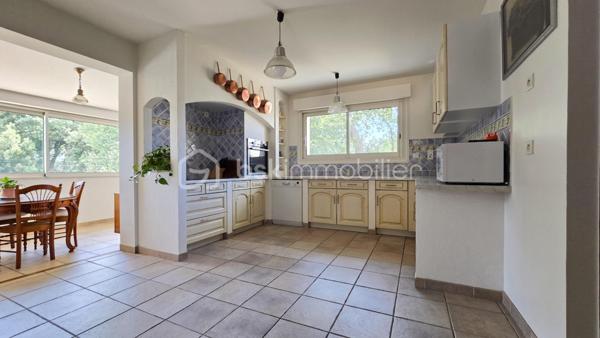 Sur les hauteurs de Pont-Saint-Esprit (30130), dans un environnement privilégié au cœur de la nature, venez découvrir cette belle villa de plain-pied avec piscine et suite parentale, implantée sur un terrain de 4 023 m².

Atout rare : ce bien offre la possibilité de détacher et de revendre une ou deux parcelles constructibles, représentant un potentiel de valorisation intéressant.

La maison se compose ainsi :
- Une belle entrée
- Un vaste salon/séjour donnant sur une terrasse
- Une cuisine
- Une salle à manger
- Trois belles chambres, dont une superbe suite parentale de 29,31 m² avec dressing et salle d'eau privative
- Une salle de bains avec baignoire et WC
- Un WC indépendant
- Une buanderie

À l'extérieur, vous profiterez d'un cadre de vie agréable avec :
- Une piscine de 8 x 4 mètres
- Une grande terrasse
- Un boulodrome
- Un WC extérieur avec lave-mains
- Une dépendance/atelier d'environ 20 m²

Les prestations : Portail électrique, cave, menuiseries aluminium double vitrage avec moustiquaires, climatisation réversible dans l'ensemble des pièces, chauffage au sol alimenté par une chaudière électrique, poêle à bois récent et fibre. 
La maison bénéficie d'excellentes performances énergétiques avec un DPE classé B. 
Possibilité de garer plusieurs véhicules et camping-car sur la propriété. 
Un bien rare alliant confort, calme, espace et potentiel foncier, à découvrir sans tarder.
Pour plus d'informations et demande de visite, n'hésitez pas à contacter Colline RIGAUT au O7 69 77 44 19