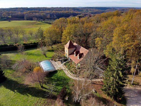 Belle périgourdine de charme avec chambres d'hôtes et piscine chauffée sur 1 hectare de terrain