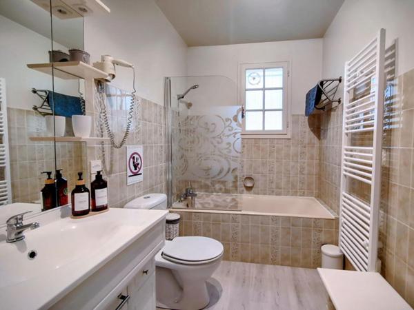 Belle périgourdine de charme avec chambres d'hôtes et piscine chauffée sur 1 hectare de terrain