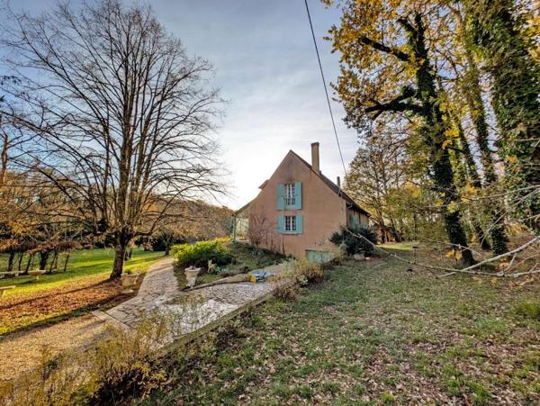 Belle périgourdine de charme avec chambres d'hôtes et piscine chauffée sur 1 hectare de terrain