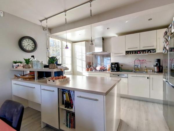 Belle périgourdine de charme avec chambres d'hôtes et piscine chauffée sur 1 hectare de terrain