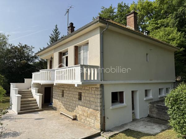 Posée sur sa parcelle privative en entrée nord de Bar-sur-Seine, cette maison individuelle de 84,12 m² habitables coche les bonnes cases pour qui cherche un bien à prix juste avec du potentiel.

L'agencement, simple et fonctionnel :

Séjour de 21,92 m² avec porte-fenêtre côté Est (matinée lumineuse)  Logement traversant Est-Ouest assurant une belle ventilation naturelle
Salon indépendant côté Ouest (lumière d'après-midi).
Cuisine séparée de 14 m² avec cheminée foyer ouvert, donnant sur une magnifique terrasse sans vis-à-vis, ombragée par la parcelle bois surplombant la maison.
2 belles chambres (11 et 12 m²)
Salle de bain, WC séparé, entrée et couloir desservant toutes les pièces habitables.

Hauteur sous plafond généreuse : 2,67 m

Les atouts qui font la différence :

Sous-sol complet sur l'emprise de la maison : rangement, atelier, cave, studio avec entrée privative pour potentiel locatif après travaux.
Grenier accessible : espace bonus, potentiel d'aménagement
Murs en pierre et moellons avec isolation extérieure 10 cm déjà en place (le gros œuvre énergétique est déjà fait)
Dalle béton au grenier pour aménagement futur ou immédiat.
Logement traversant avec belle exposition
Pas de copropriété, pas de charges imposées
Hors zone inondable, hors périmètre Architecte des Bâtiments de France


L'emplacement :

À quelques minutes à pied du centre de Bar-sur-Seine, commerces, écoles, centre hospitalier, gare. Bar-sur-Seine, c'est la porte d'entrée de la Côte des Bar : vignobles de Champagne, vallée de la Seine, nature à portée immédiate. Troyes accessible en 35 minutes, Chablis à 40 minutes.


Pour qui ce bien est fait :

Pour une famille qui veut accéder à la propriété sans s'endetter à outrance, profiter d'une maison de plain-pied avec terrain privatif, et améliorer le confort à son rythme.
Pour un investisseur qui sait lire un dossier : la structure est saine, l'isolation des murs est déjà traitée, et le DPE actuel (G) ouvre droit à l'ensemble des dispositifs d'aide à la rénovation énergétique (MaPrimeRénov', CEE, Éco-PTZ). Le potentiel locatif ou revente après travaux est cohérent avec les attentes du marché local.


Côté diagnostics :

Dossier complet disponible : DPE, amiante, électricité, audit énergétique. Tout est transparent, tout est sur la table. Les éléments à reprendre sont identifiés et intégrés dans le prix de présentation.
Dossier acquéreur avec estimation travaux et plus-value future disponible sur demande.

Une belle opportunité à saisir.