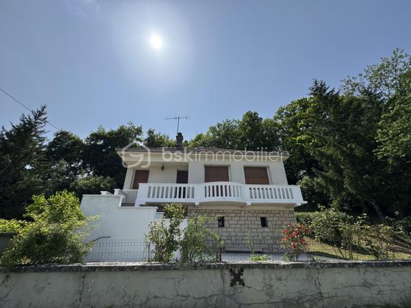 Posée sur sa parcelle privative en entrée nord de Bar-sur-Seine, cette maison individuelle de 84,12 m² habitables coche les bonnes cases pour qui cherche un bien à prix juste avec du potentiel.

L'agencement, simple et fonctionnel :

Séjour de 21,92 m² avec porte-fenêtre côté Est (matinée lumineuse)  Logement traversant Est-Ouest assurant une belle ventilation naturelle
Salon indépendant côté Ouest (lumière d'après-midi).
Cuisine séparée de 14 m² avec cheminée foyer ouvert, donnant sur une magnifique terrasse sans vis-à-vis, ombragée par la parcelle bois surplombant la maison.
2 belles chambres (11 et 12 m²)
Salle de bain, WC séparé, entrée et couloir desservant toutes les pièces habitables.

Hauteur sous plafond généreuse : 2,67 m

Les atouts qui font la différence :

Sous-sol complet sur l'emprise de la maison : rangement, atelier, cave, studio avec entrée privative pour potentiel locatif après travaux.
Grenier accessible : espace bonus, potentiel d'aménagement
Murs en pierre et moellons avec isolation extérieure 10 cm déjà en place (le gros œuvre énergétique est déjà fait)
Dalle béton au grenier pour aménagement futur ou immédiat.
Logement traversant avec belle exposition
Pas de copropriété, pas de charges imposées
Hors zone inondable, hors périmètre Architecte des Bâtiments de France


L'emplacement :

À quelques minutes à pied du centre de Bar-sur-Seine, commerces, écoles, centre hospitalier, gare. Bar-sur-Seine, c'est la porte d'entrée de la Côte des Bar : vignobles de Champagne, vallée de la Seine, nature à portée immédiate. Troyes accessible en 35 minutes, Chablis à 40 minutes.


Pour qui ce bien est fait :

Pour une famille qui veut accéder à la propriété sans s'endetter à outrance, profiter d'une maison de plain-pied avec terrain privatif, et améliorer le confort à son rythme.
Pour un investisseur qui sait lire un dossier : la structure est saine, l'isolation des murs est déjà traitée, et le DPE actuel (G) ouvre droit à l'ensemble des dispositifs d'aide à la rénovation énergétique (MaPrimeRénov', CEE, Éco-PTZ). Le potentiel locatif ou revente après travaux est cohérent avec les attentes du marché local.


Côté diagnostics :

Dossier complet disponible : DPE, amiante, électricité, audit énergétique. Tout est transparent, tout est sur la table. Les éléments à reprendre sont identifiés et intégrés dans le prix de présentation.
Dossier acquéreur avec estimation travaux et plus-value future disponible sur demande.

Une belle opportunité à saisir.
