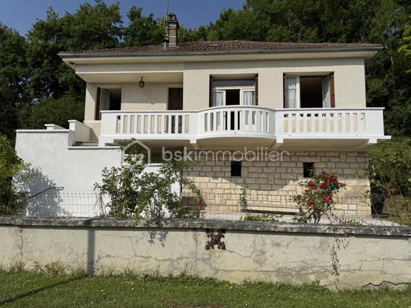 Posée sur sa parcelle privative en entrée nord de Bar-sur-Seine, cette maison individuelle de 84,12 m² habitables coche les bonnes cases pour qui cherche un bien à prix juste avec du potentiel.

L'agencement, simple et fonctionnel :

Séjour de 21,92 m² avec porte-fenêtre côté Est (matinée lumineuse)  Logement traversant Est-Ouest assurant une belle ventilation naturelle
Salon indépendant côté Ouest (lumière d'après-midi).
Cuisine séparée de 14 m² avec cheminée foyer ouvert, donnant sur une magnifique terrasse sans vis-à-vis, ombragée par la parcelle bois surplombant la maison.
2 belles chambres (11 et 12 m²)
Salle de bain, WC séparé, entrée et couloir desservant toutes les pièces habitables.

Hauteur sous plafond généreuse : 2,67 m

Les atouts qui font la différence :

Sous-sol complet sur l'emprise de la maison : rangement, atelier, cave, studio avec entrée privative pour potentiel locatif après travaux.
Grenier accessible : espace bonus, potentiel d'aménagement
Murs en pierre et moellons avec isolation extérieure 10 cm déjà en place (le gros œuvre énergétique est déjà fait)
Dalle béton au grenier pour aménagement futur ou immédiat.
Logement traversant avec belle exposition
Pas de copropriété, pas de charges imposées
Hors zone inondable, hors périmètre Architecte des Bâtiments de France


L'emplacement :

À quelques minutes à pied du centre de Bar-sur-Seine, commerces, écoles, centre hospitalier, gare. Bar-sur-Seine, c'est la porte d'entrée de la Côte des Bar : vignobles de Champagne, vallée de la Seine, nature à portée immédiate. Troyes accessible en 35 minutes, Chablis à 40 minutes.


Pour qui ce bien est fait :

Pour une famille qui veut accéder à la propriété sans s'endetter à outrance, profiter d'une maison de plain-pied avec terrain privatif, et améliorer le confort à son rythme.
Pour un investisseur qui sait lire un dossier : la structure est saine, l'isolation des murs est déjà traitée, et le DPE actuel (G) ouvre droit à l'ensemble des dispositifs d'aide à la rénovation énergétique (MaPrimeRénov', CEE, Éco-PTZ). Le potentiel locatif ou revente après travaux est cohérent avec les attentes du marché local.


Côté diagnostics :

Dossier complet disponible : DPE, amiante, électricité, audit énergétique. Tout est transparent, tout est sur la table. Les éléments à reprendre sont identifiés et intégrés dans le prix de présentation.
Dossier acquéreur avec estimation travaux et plus-value future disponible sur demande.

Une belle opportunité à saisir.
